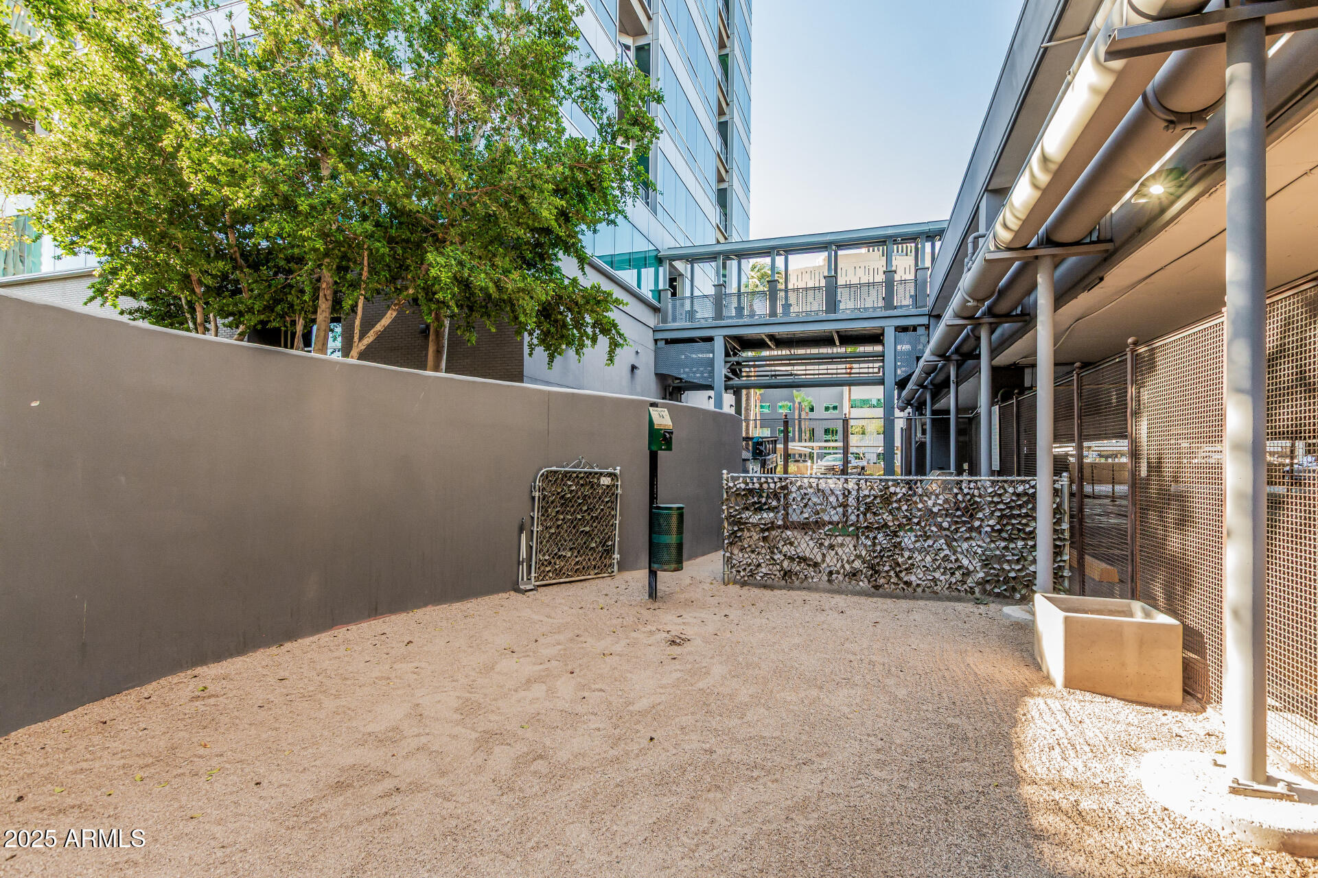 1 E LEXINGTON Avenue, 1402