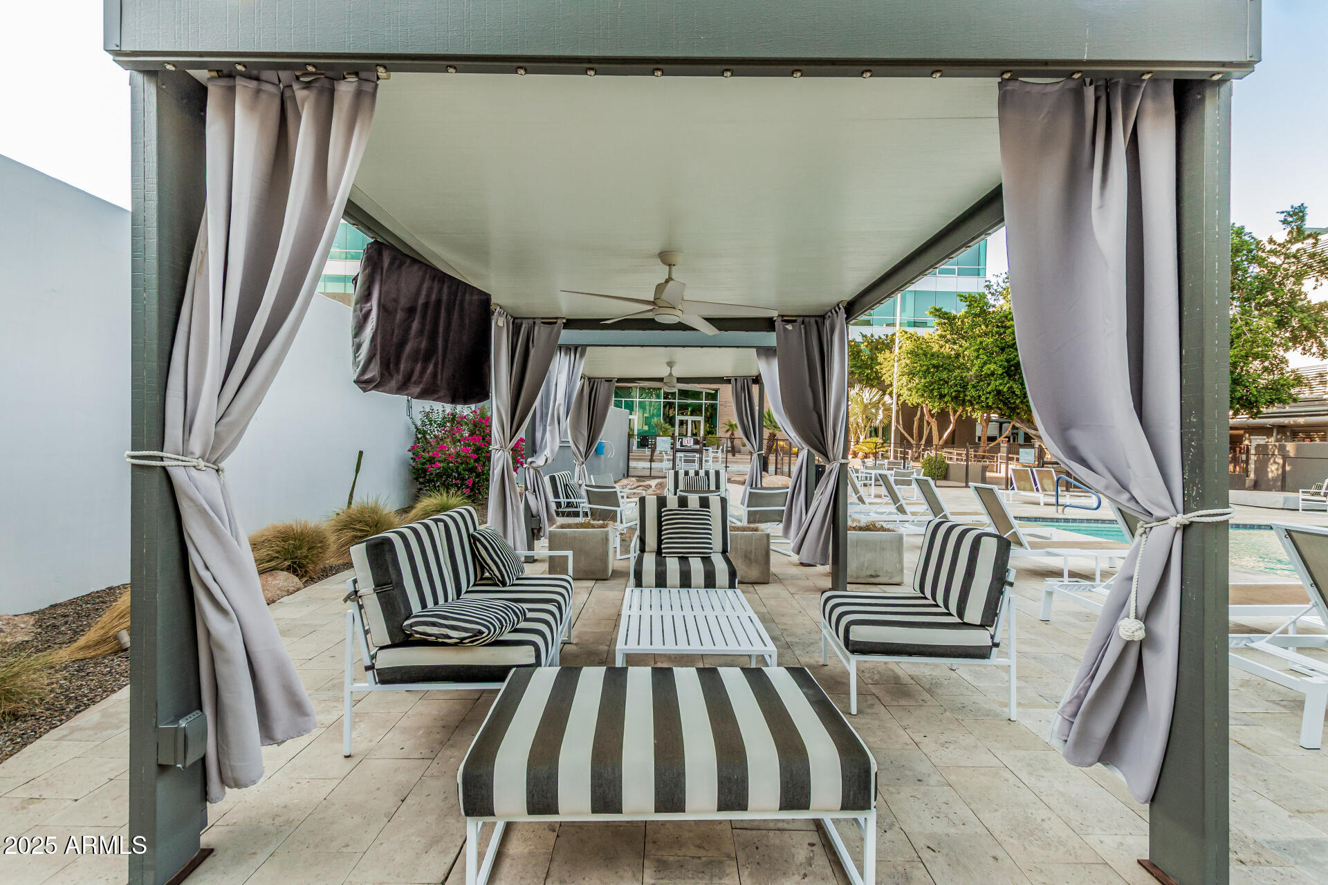 1 E LEXINGTON Avenue, 1402