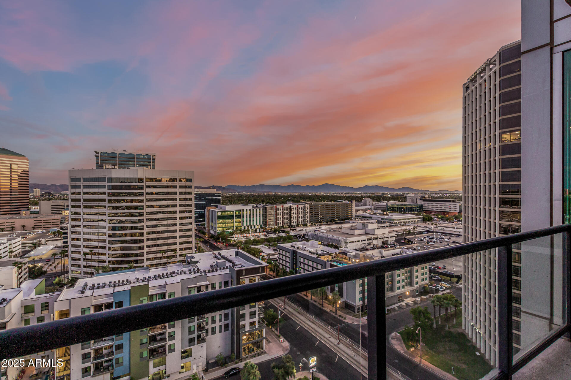 1 E LEXINGTON Avenue, 1402