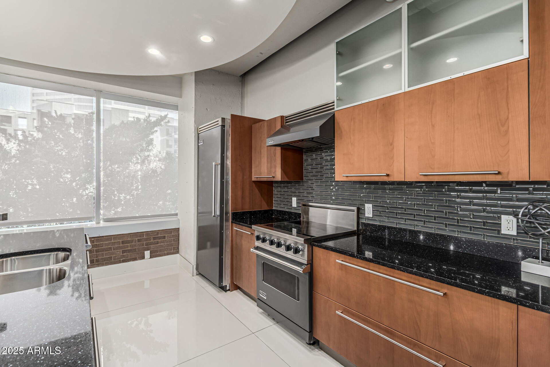 1 E LEXINGTON Avenue, 1402