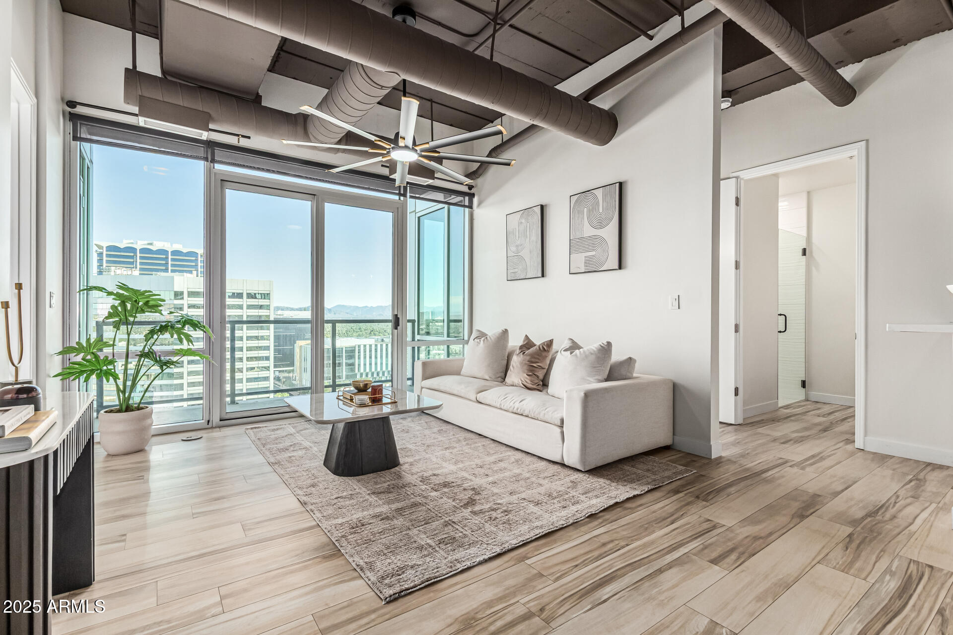 1 E LEXINGTON Avenue, 1402