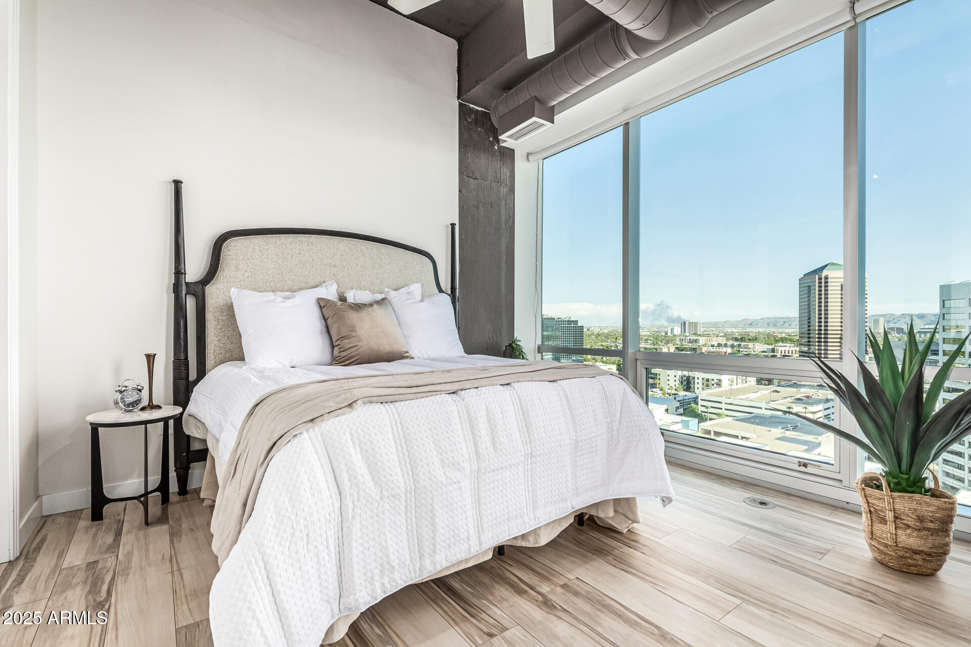 1 E LEXINGTON Avenue, 1402