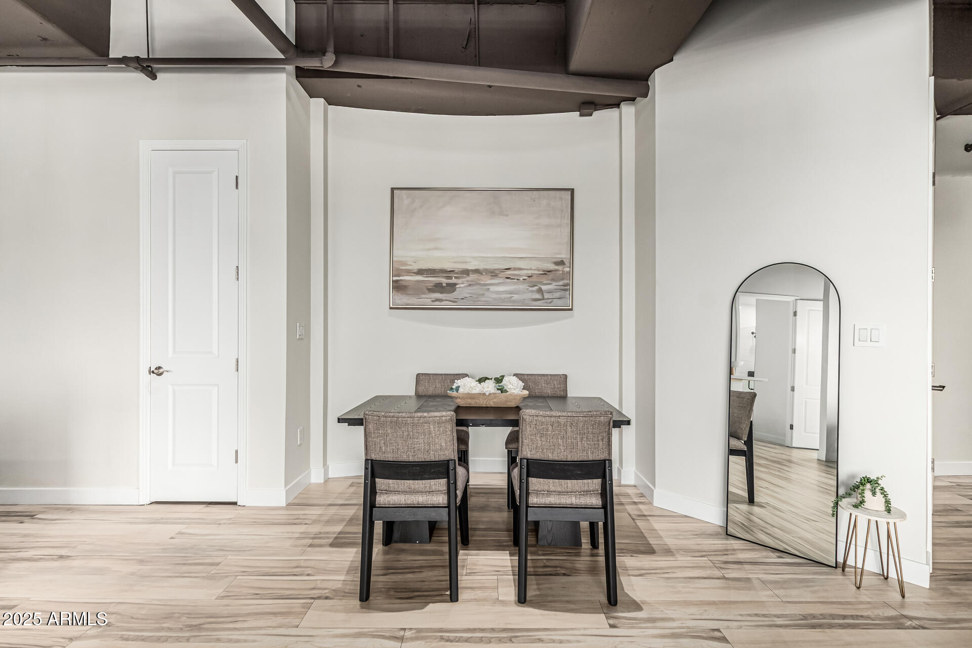 1 E LEXINGTON Avenue, 1402