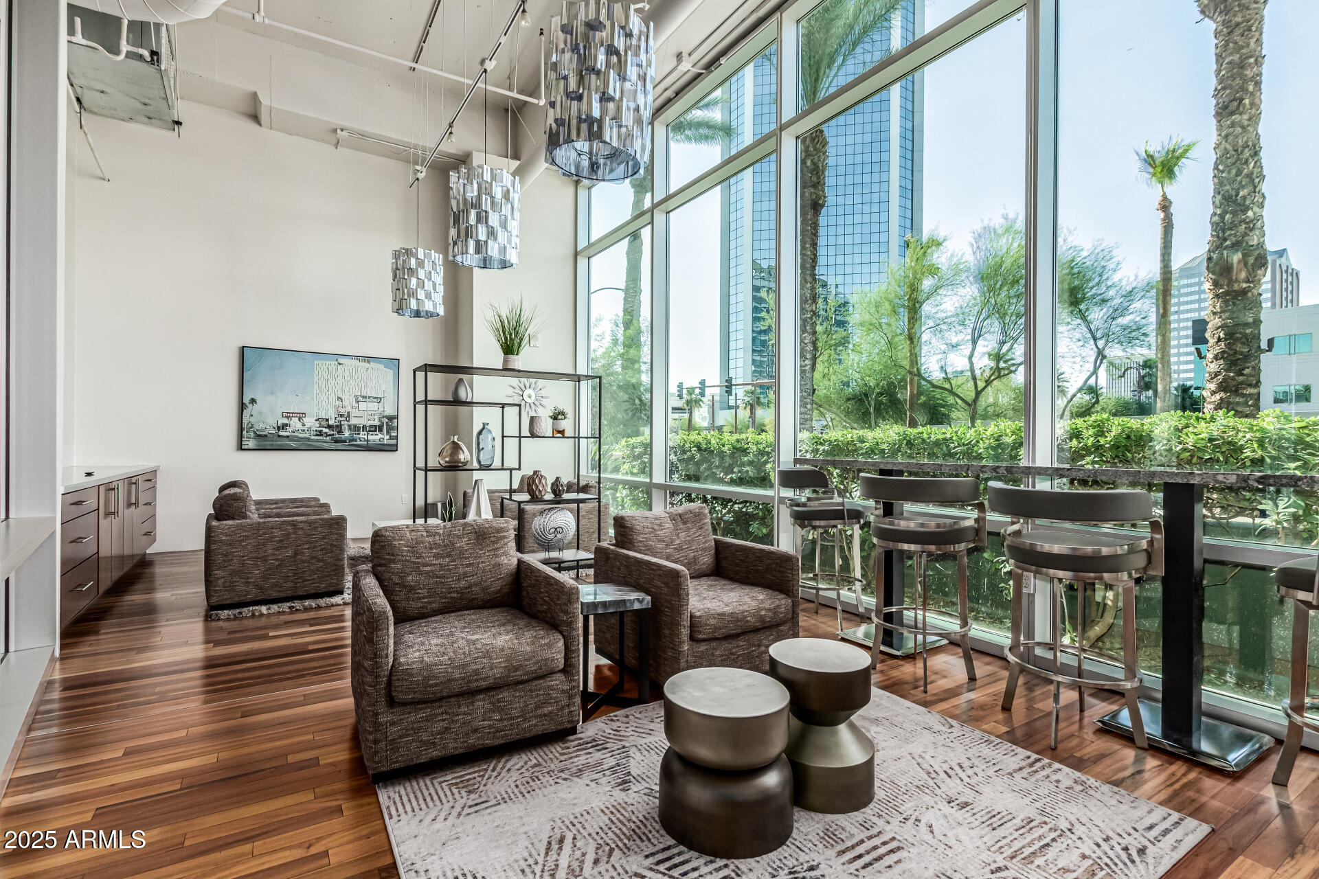 1 E LEXINGTON Avenue, 1402