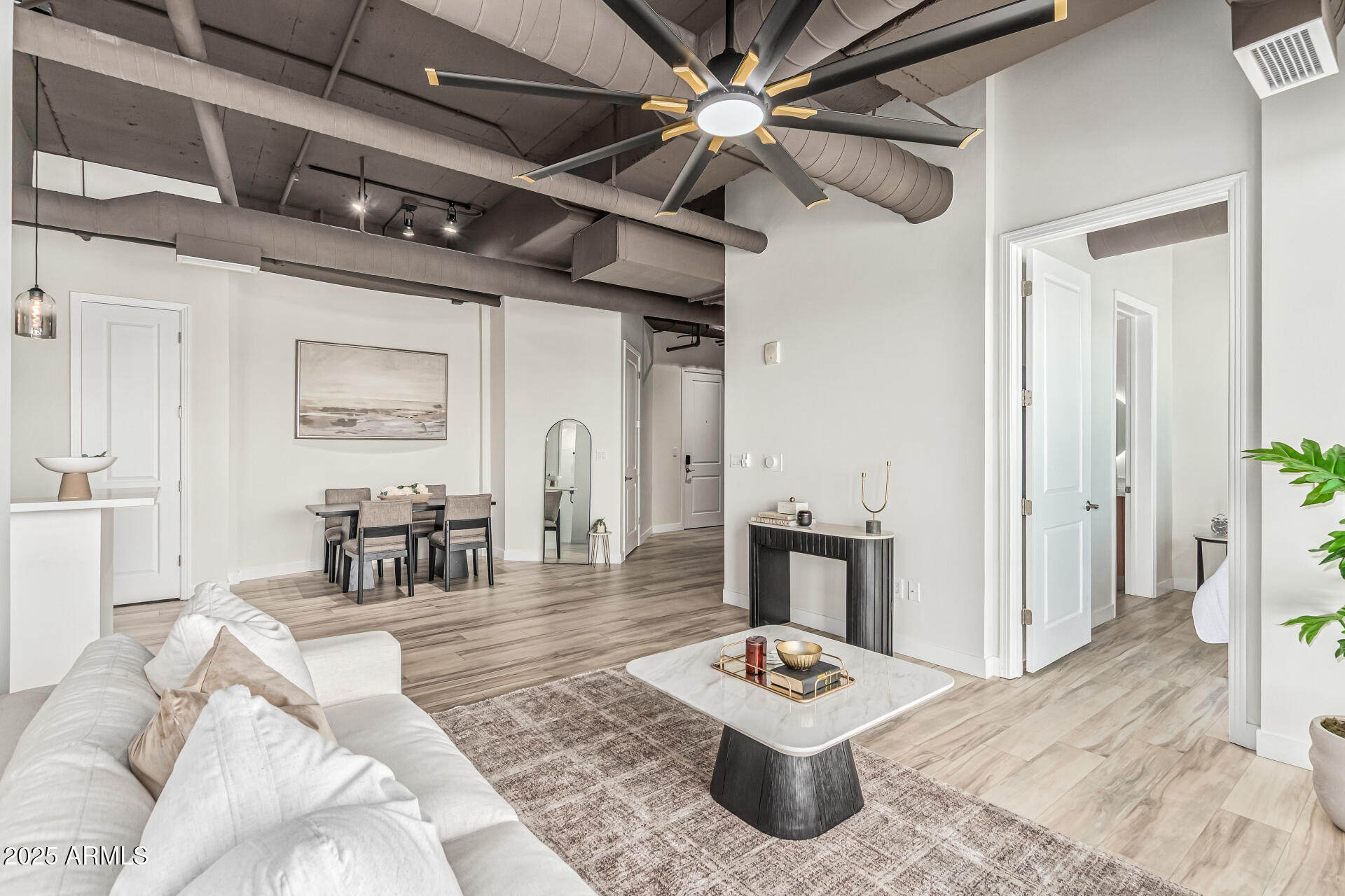 1 E LEXINGTON Avenue, 1402