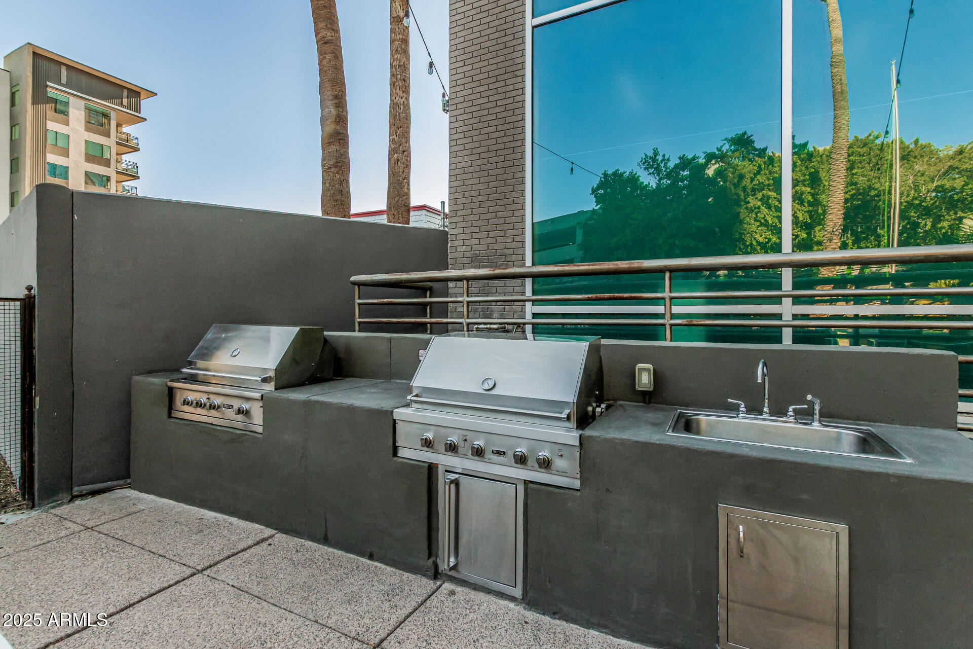 1 E LEXINGTON Avenue, 1402