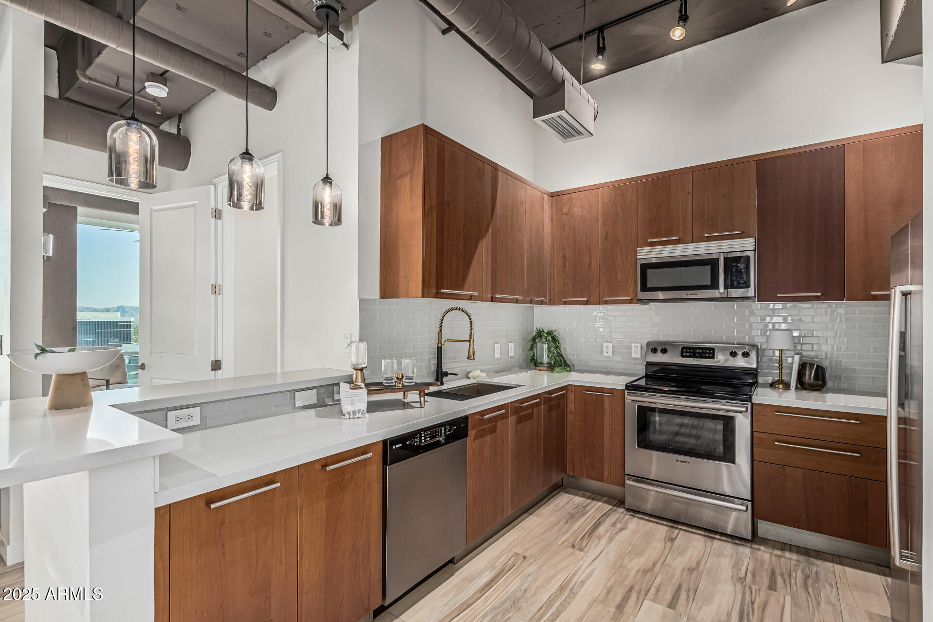 1 E LEXINGTON Avenue, 1402