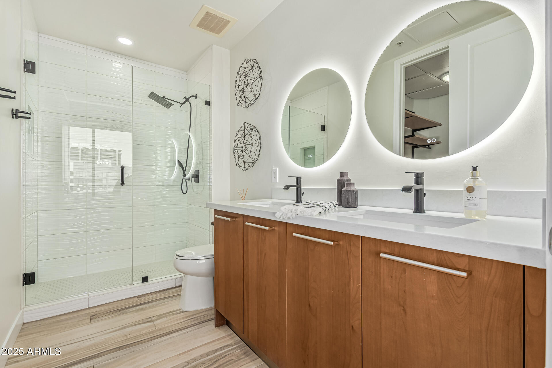 1 E LEXINGTON Avenue, 1402