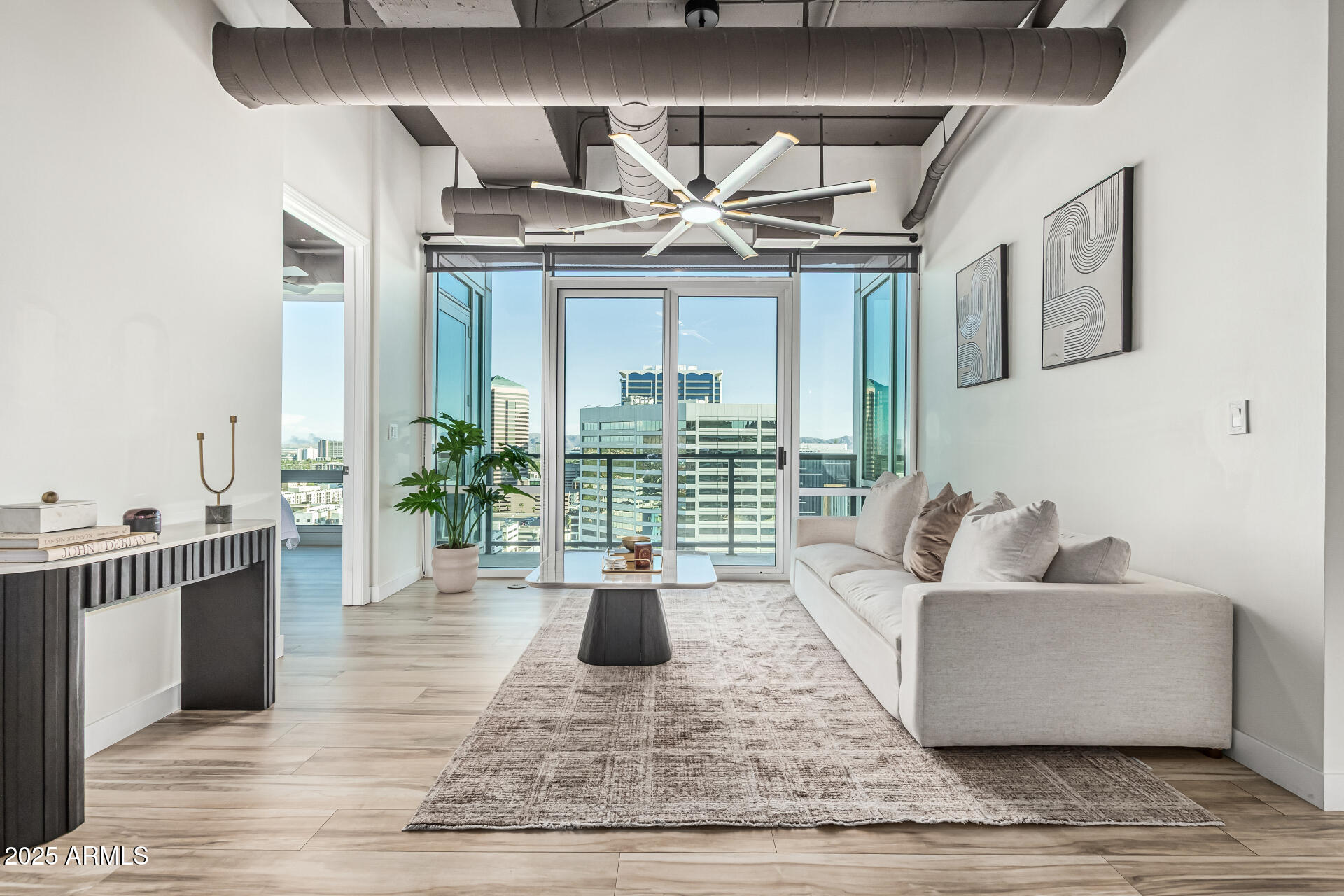 1 E LEXINGTON Avenue, 1402