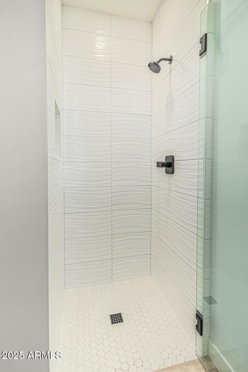 1 E LEXINGTON Avenue, 1402