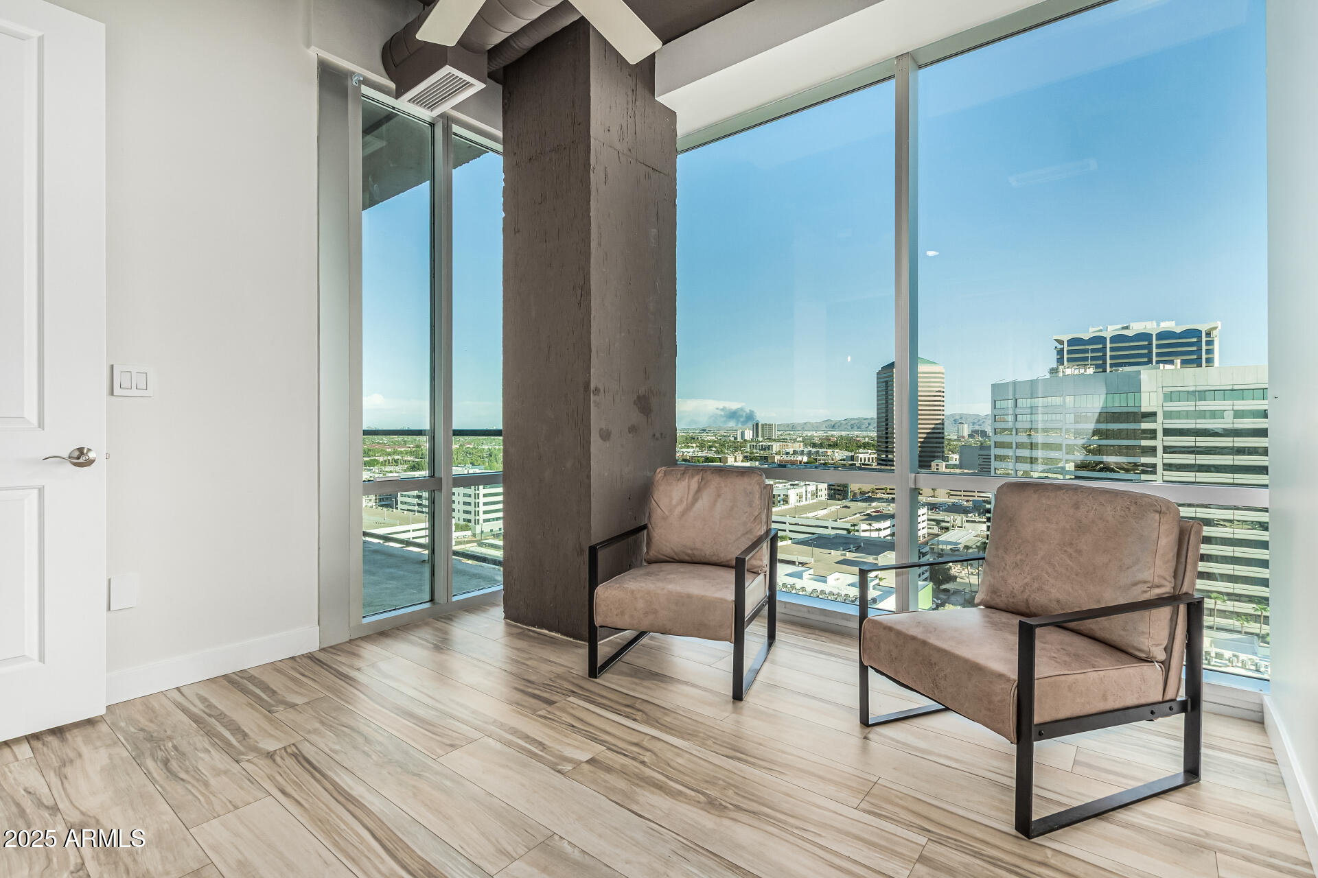 1 E LEXINGTON Avenue, 1402