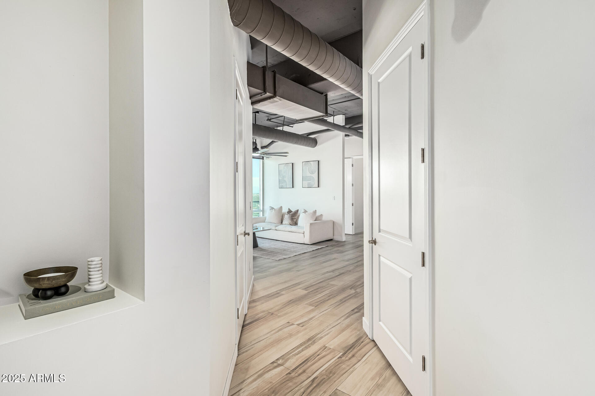 1 E LEXINGTON Avenue, 1402