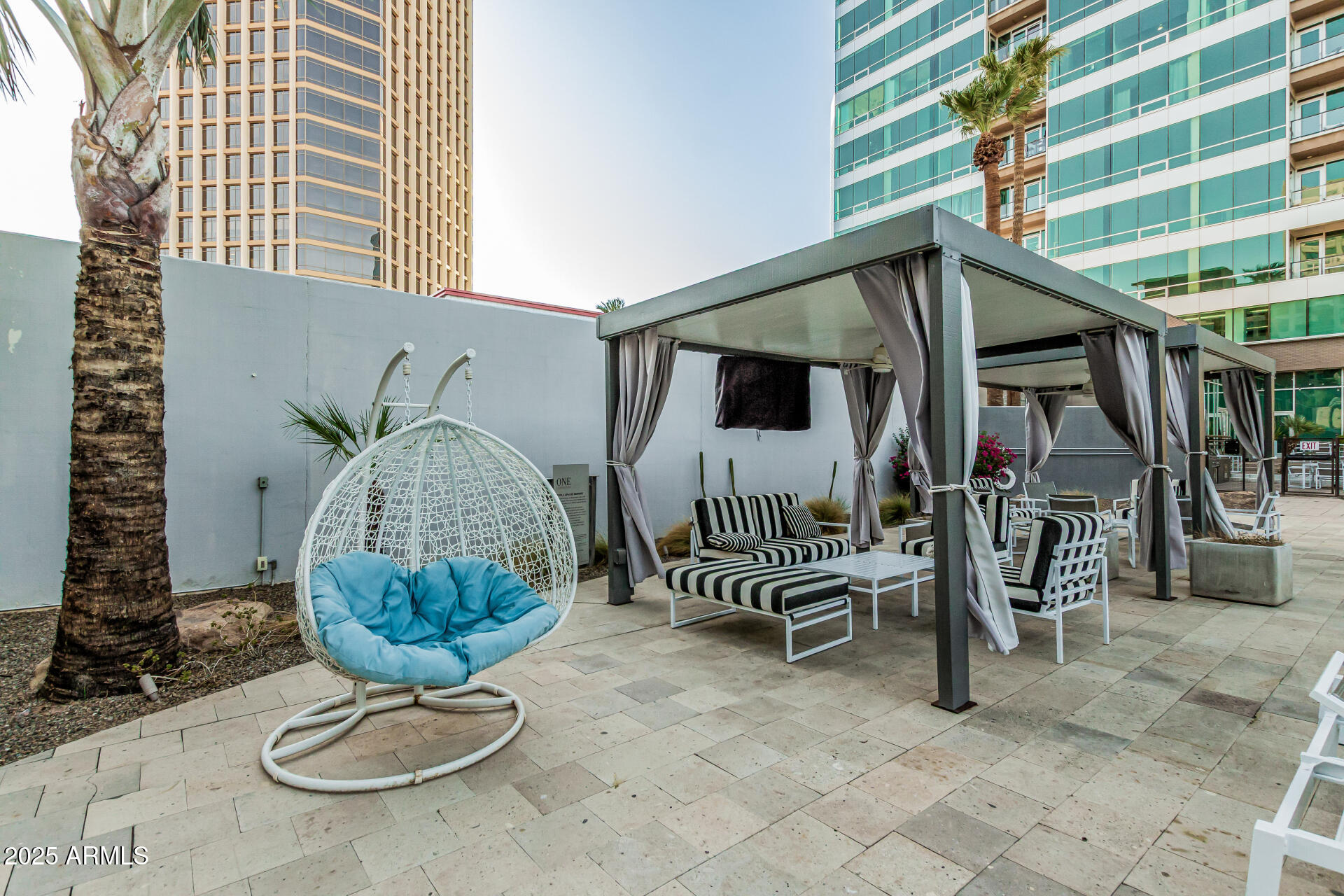 1 E LEXINGTON Avenue, 1402