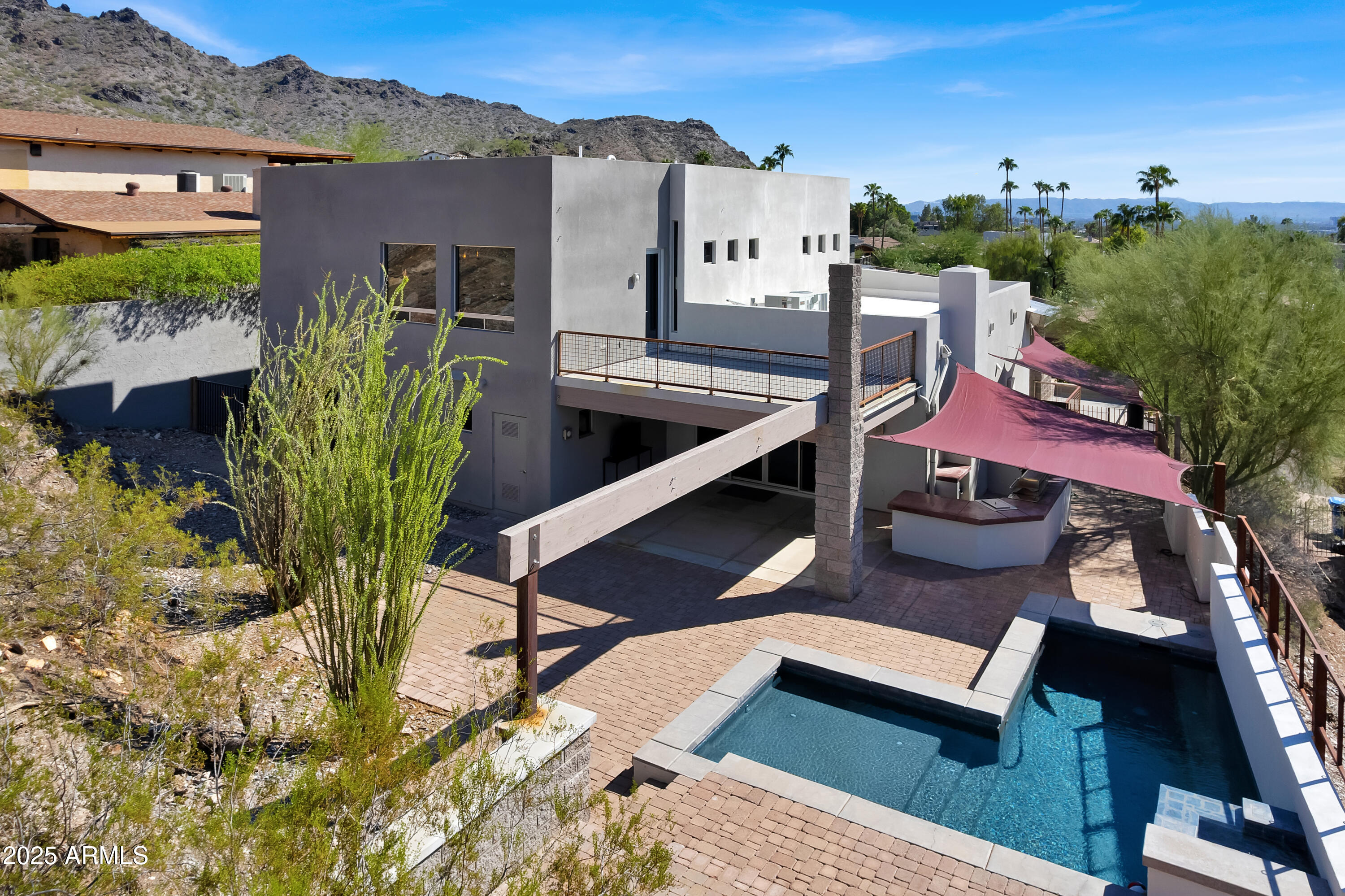 2208 E BELMONT Avenue