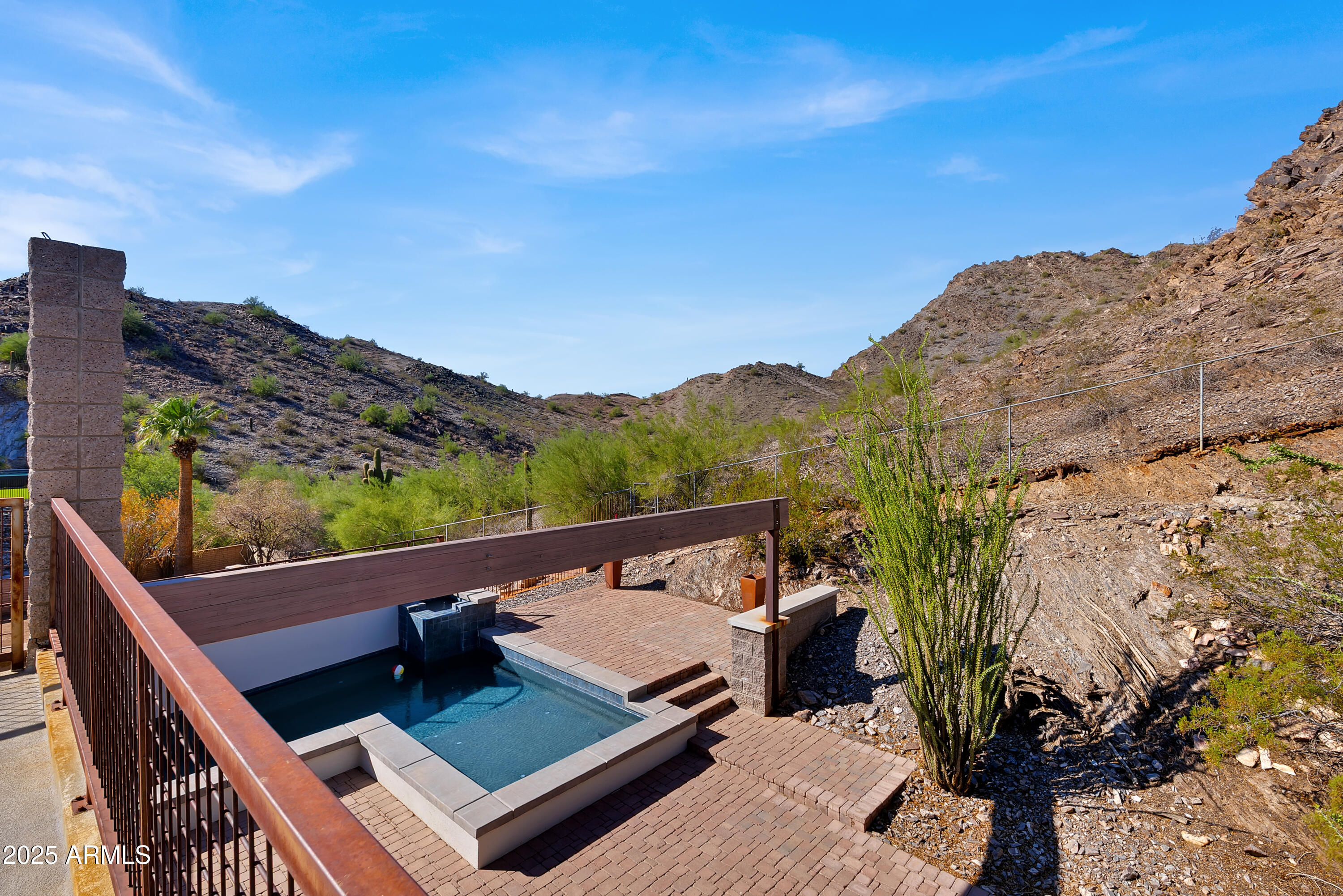 2208 E BELMONT Avenue