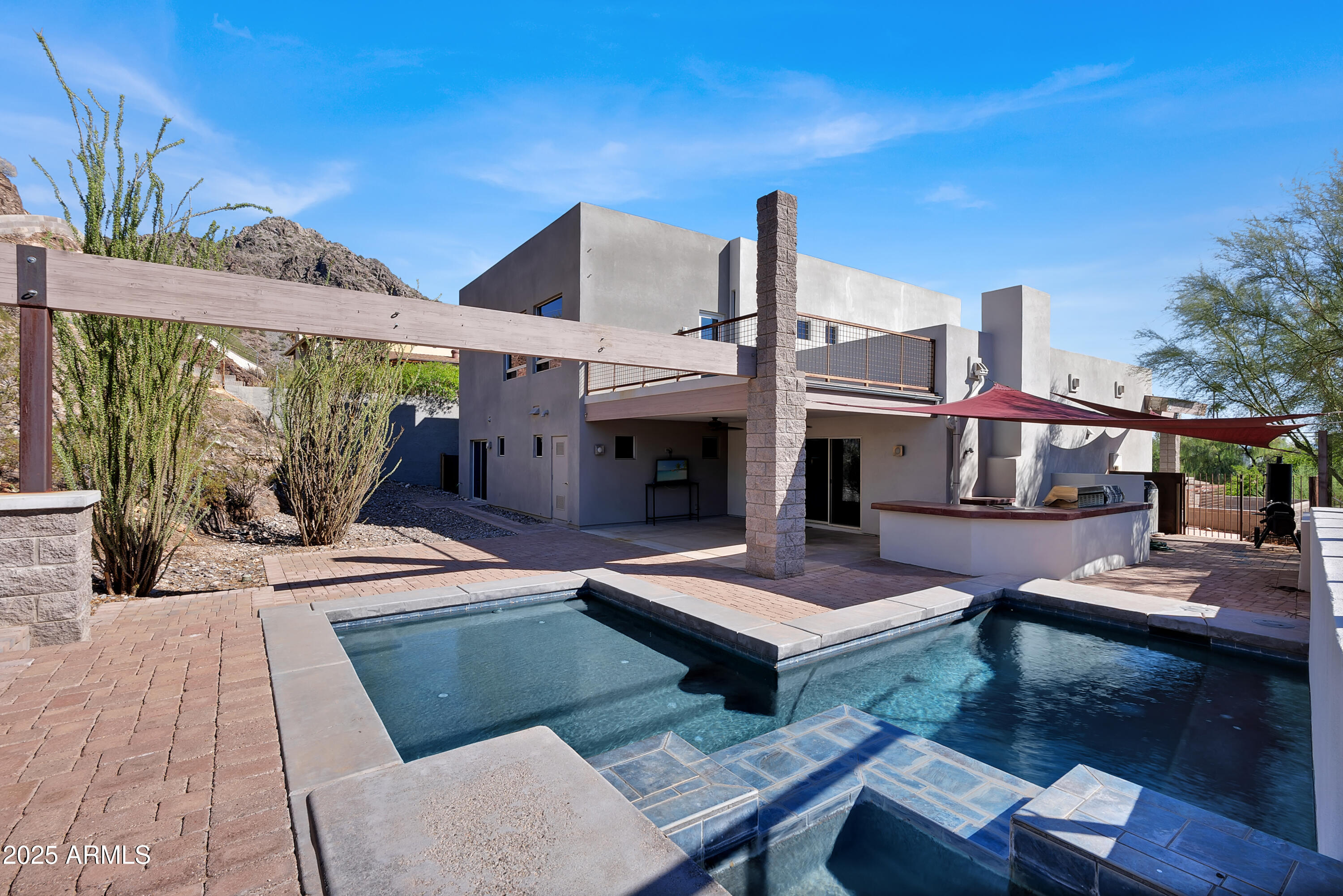 2208 E BELMONT Avenue