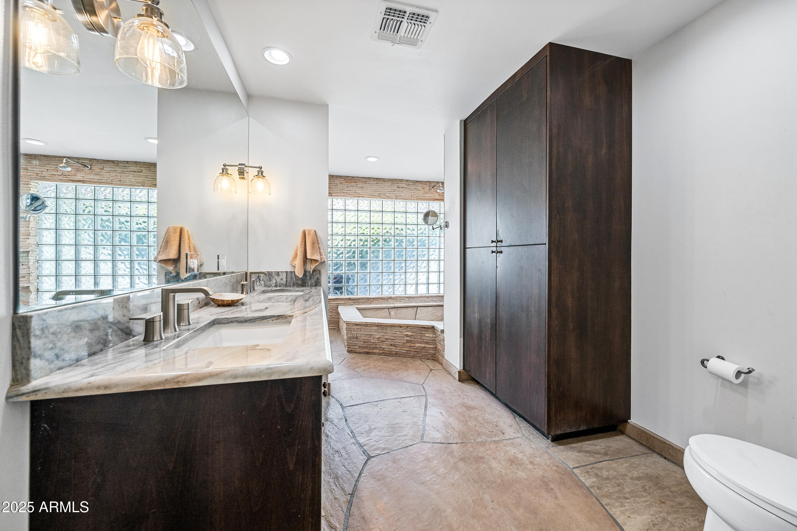 2007 E RANCHO Drive