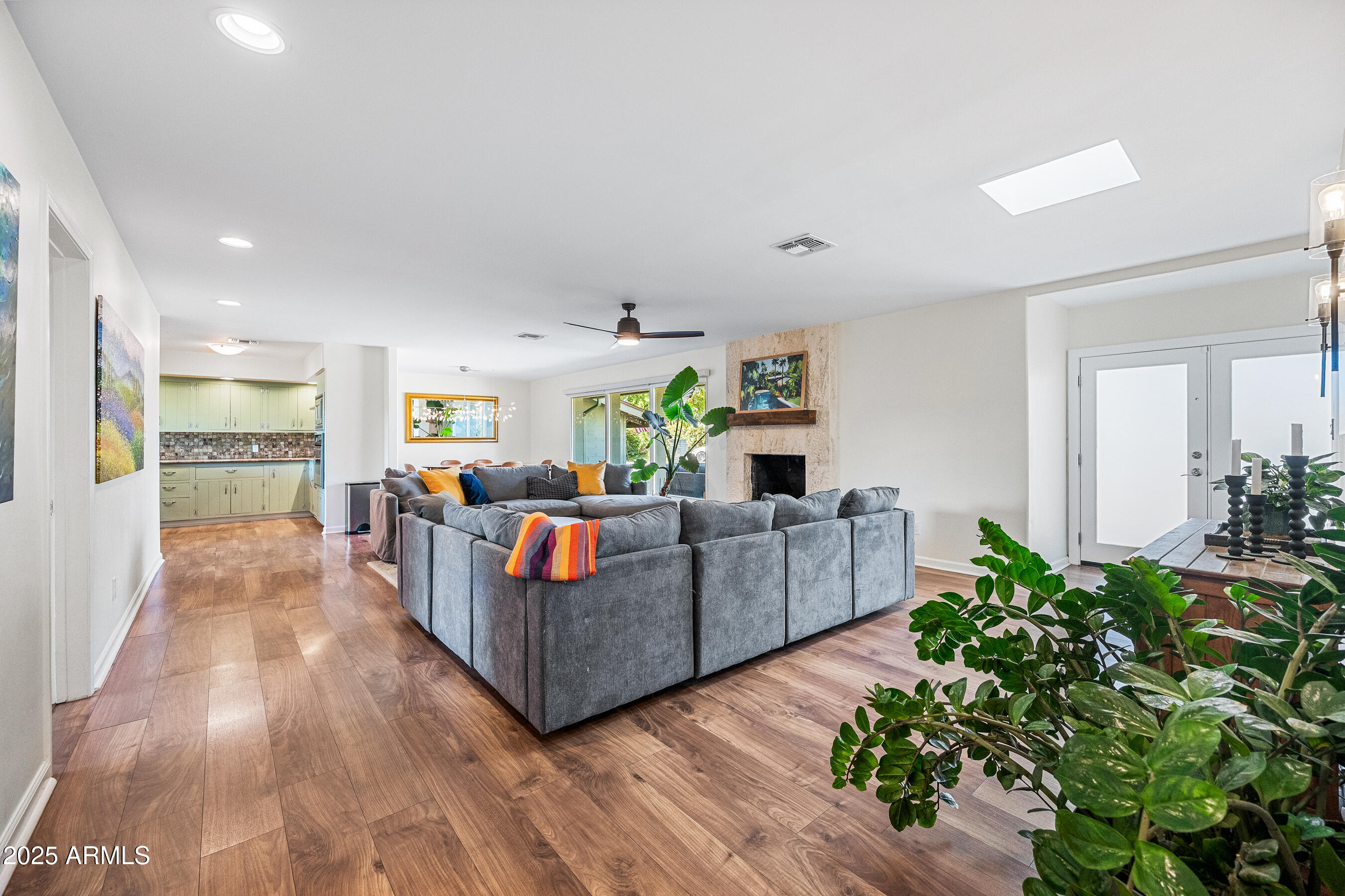 2007 E RANCHO Drive