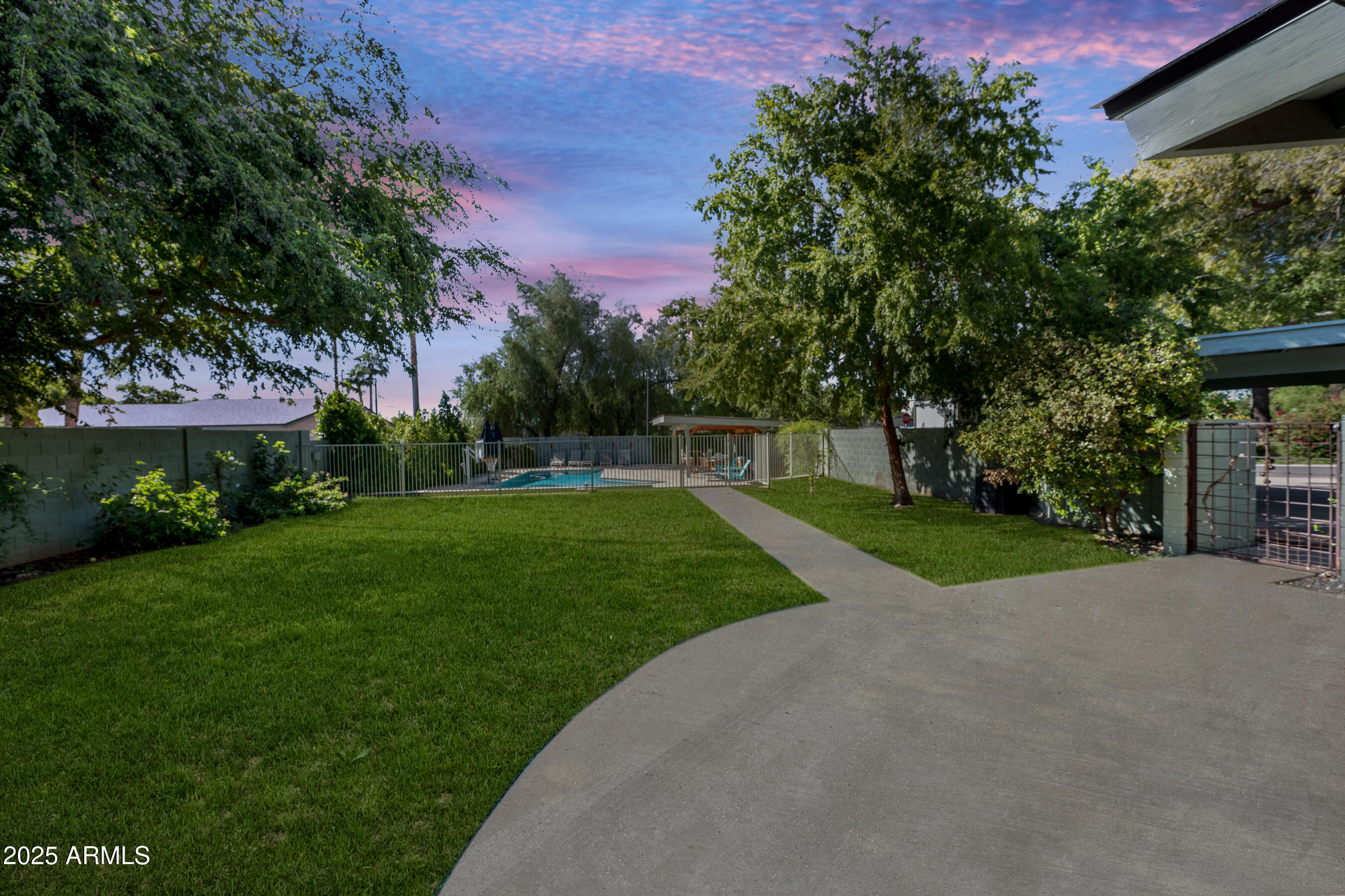 2007 E RANCHO Drive