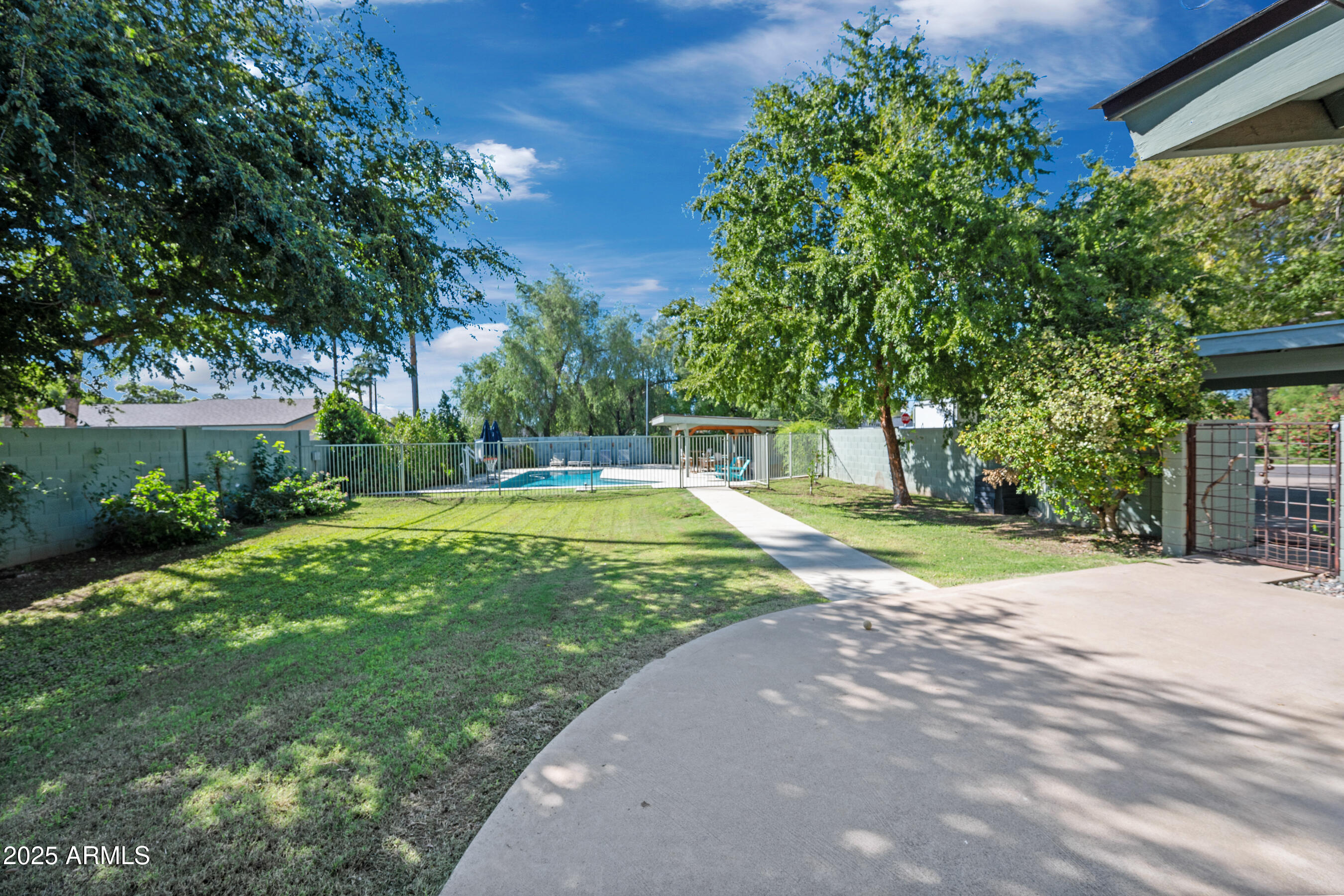 2007 E RANCHO Drive