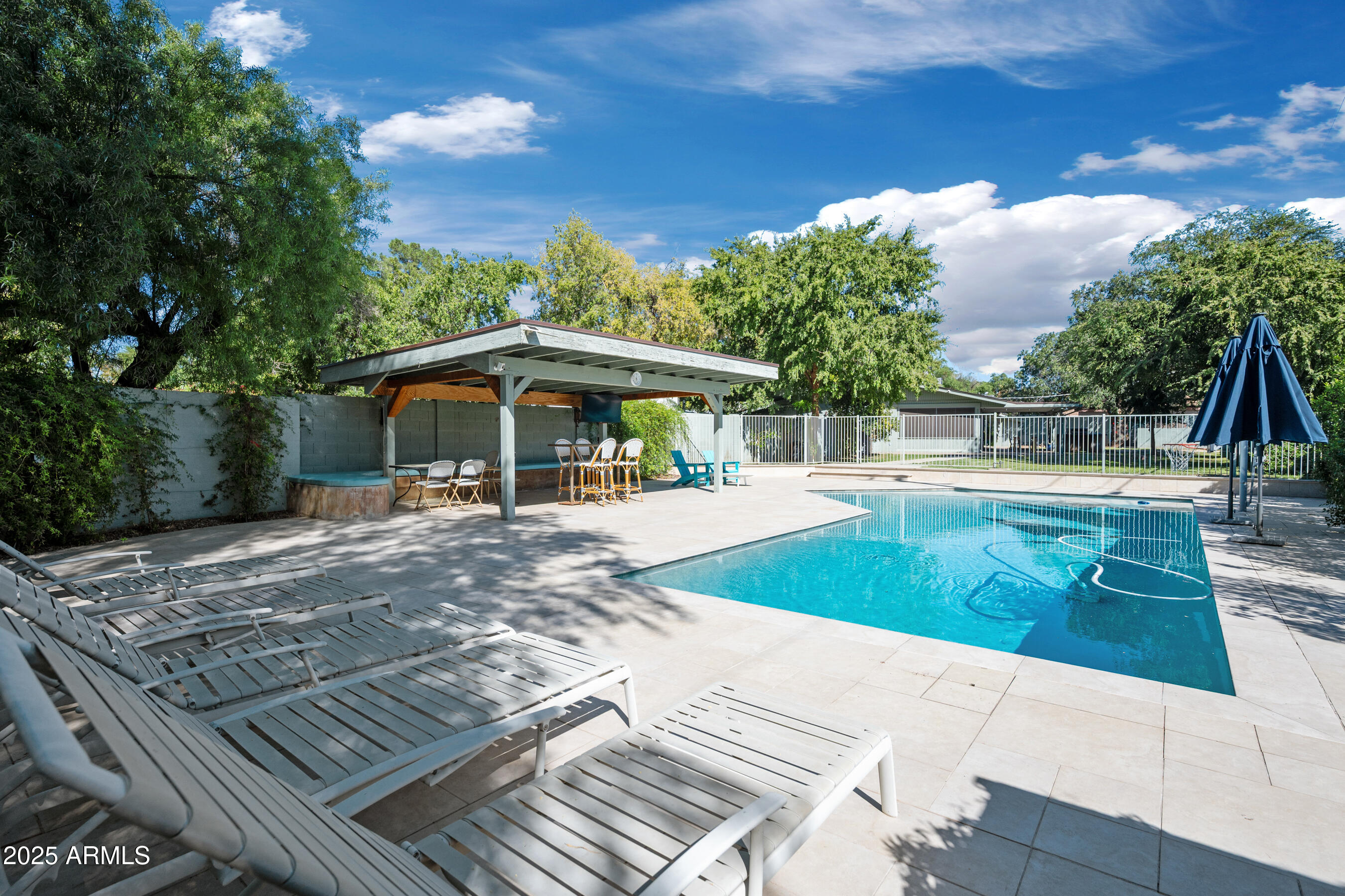 2007 E RANCHO Drive