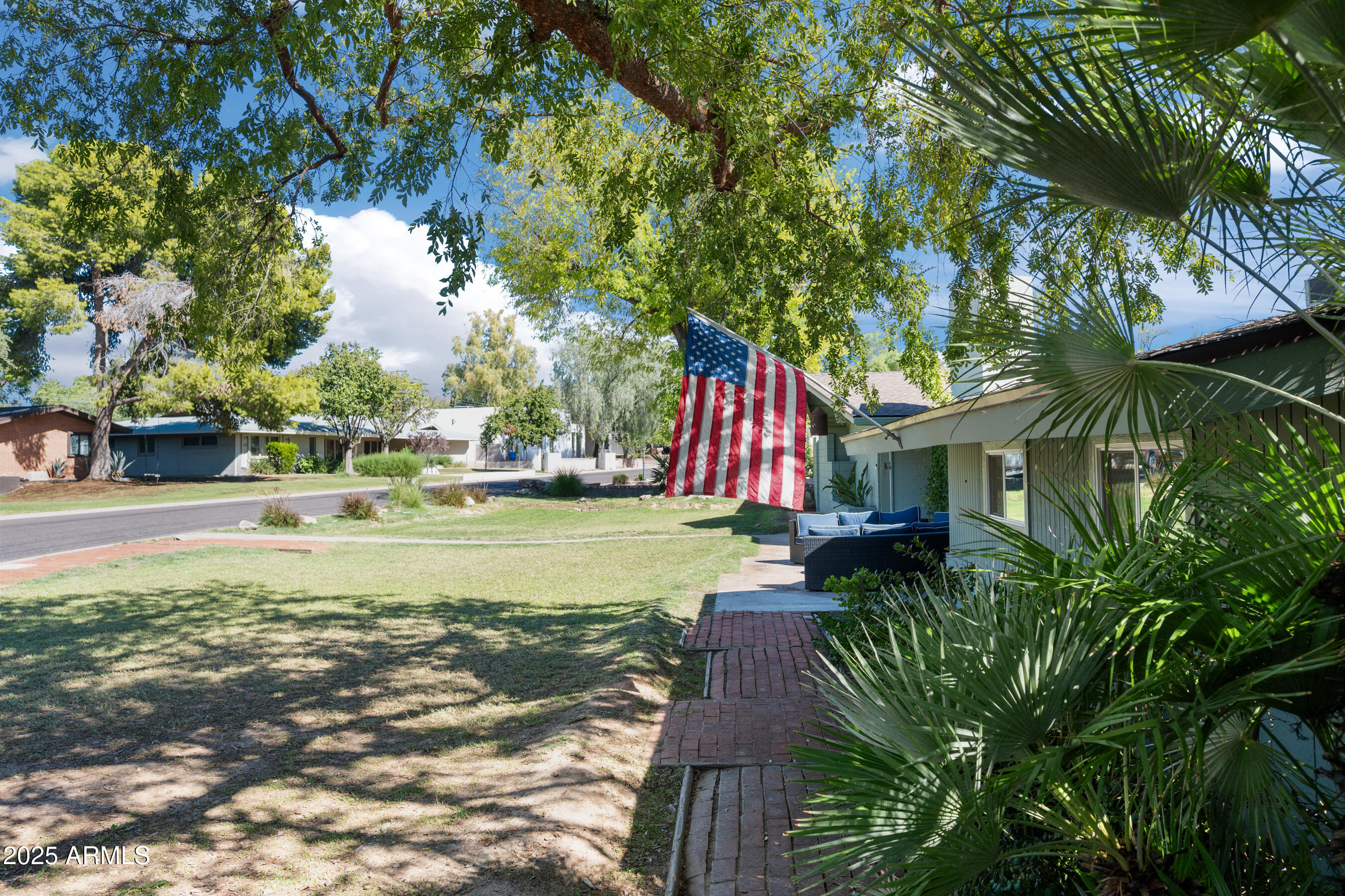 2007 E RANCHO Drive