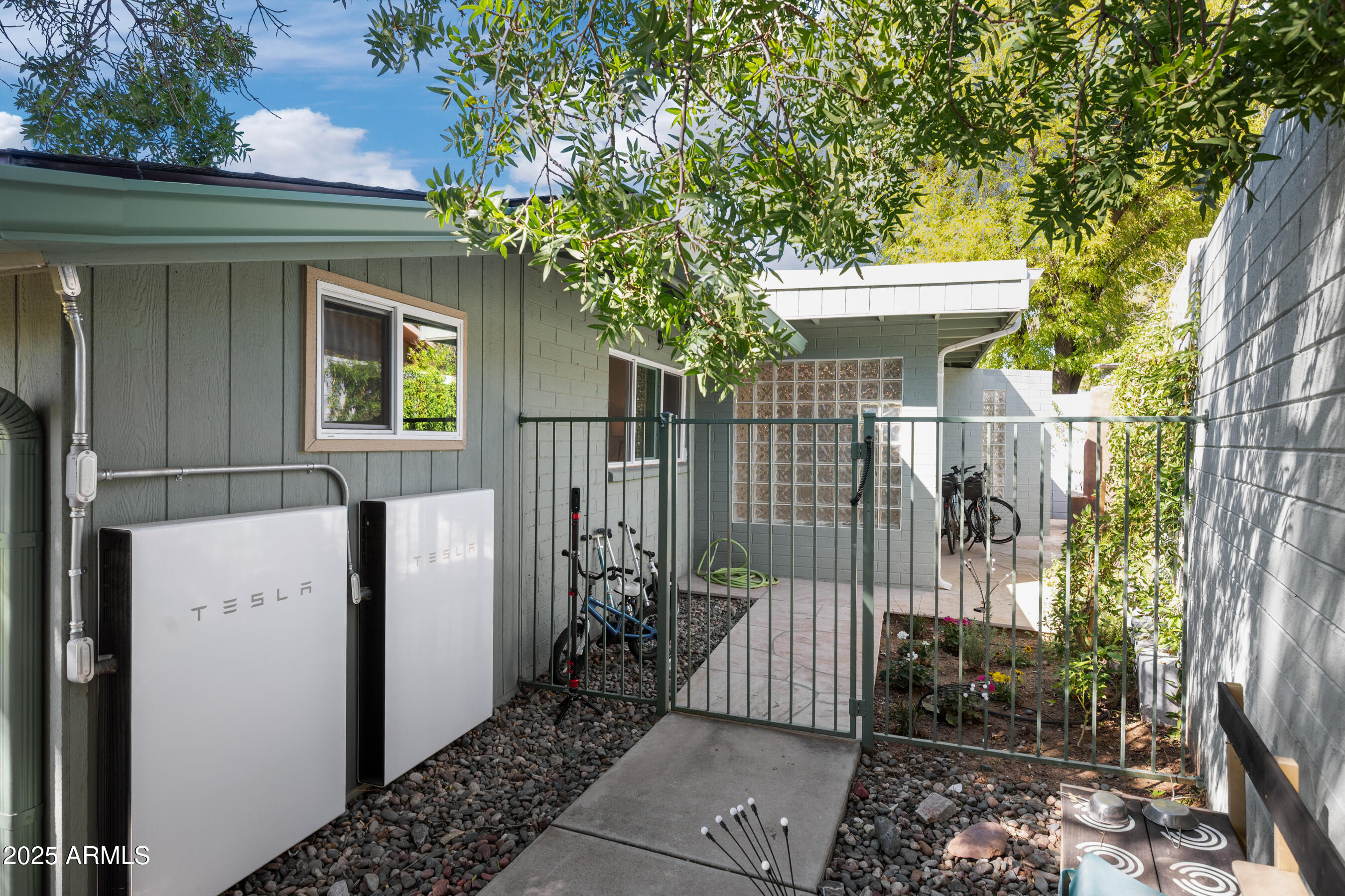 2007 E RANCHO Drive