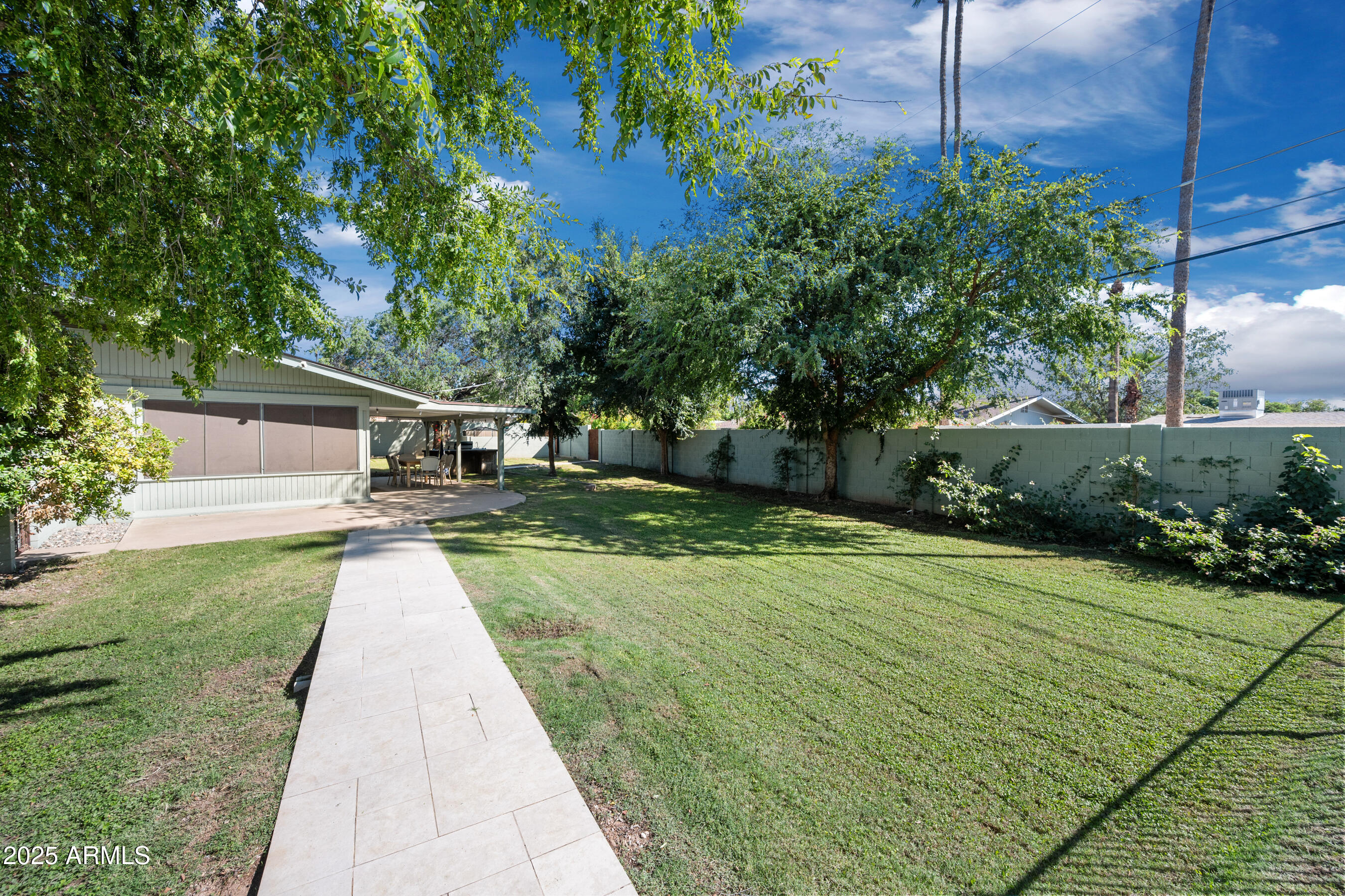 2007 E RANCHO Drive