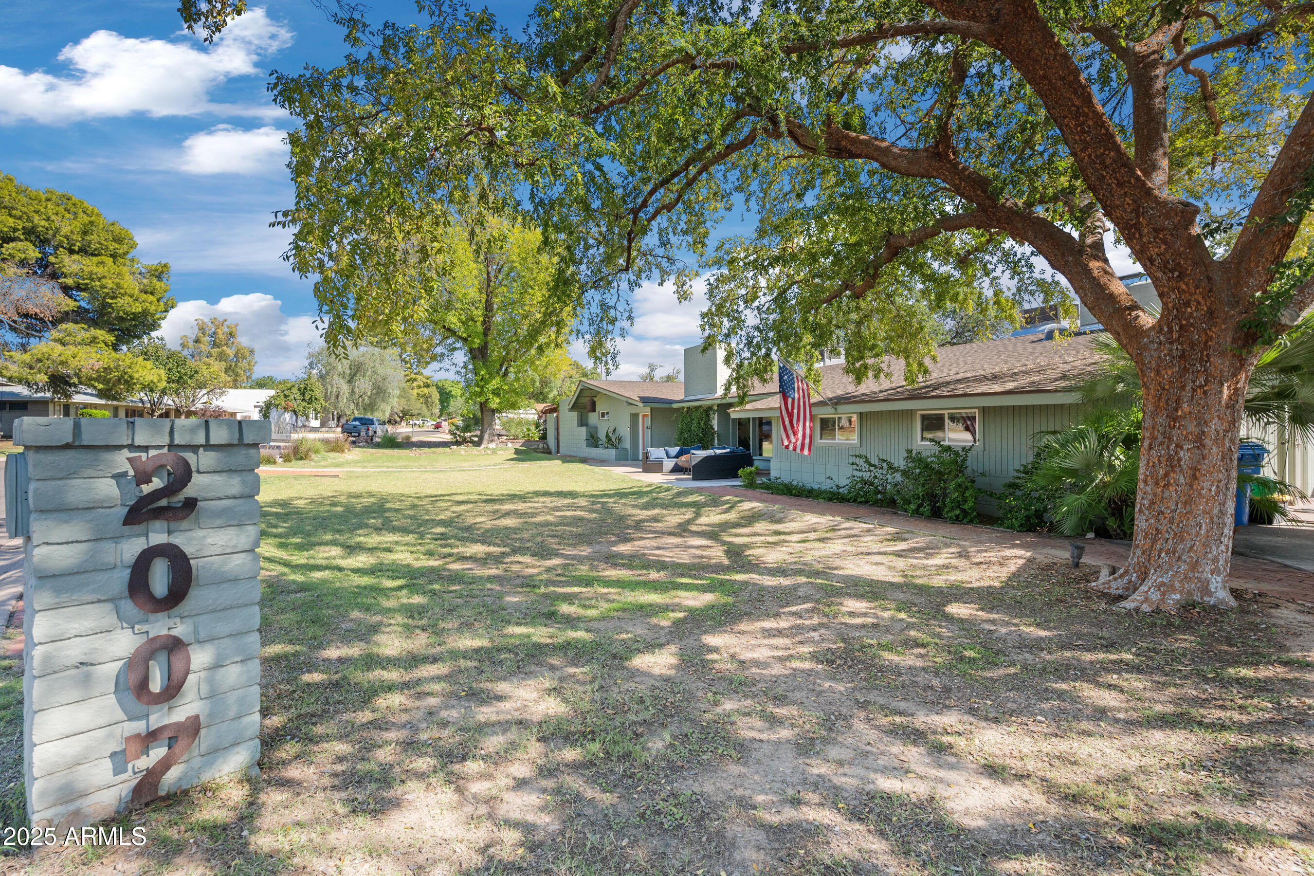 2007 E RANCHO Drive