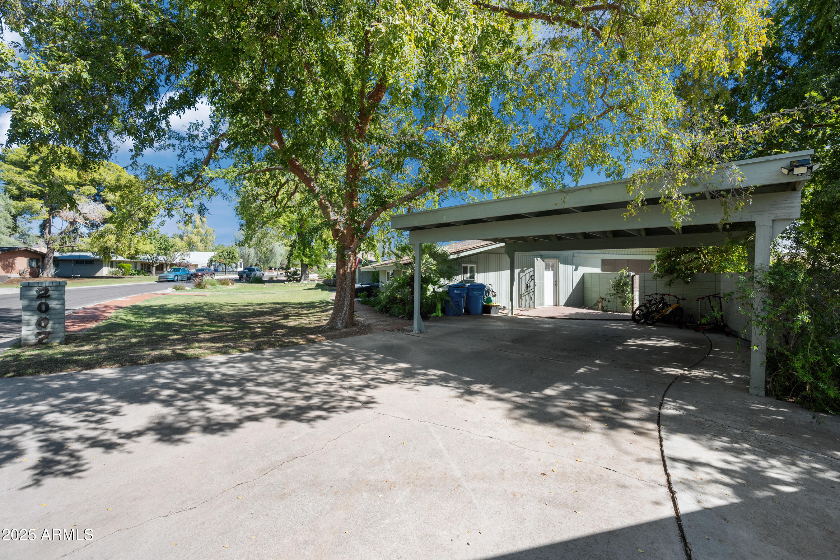 2007 E RANCHO Drive