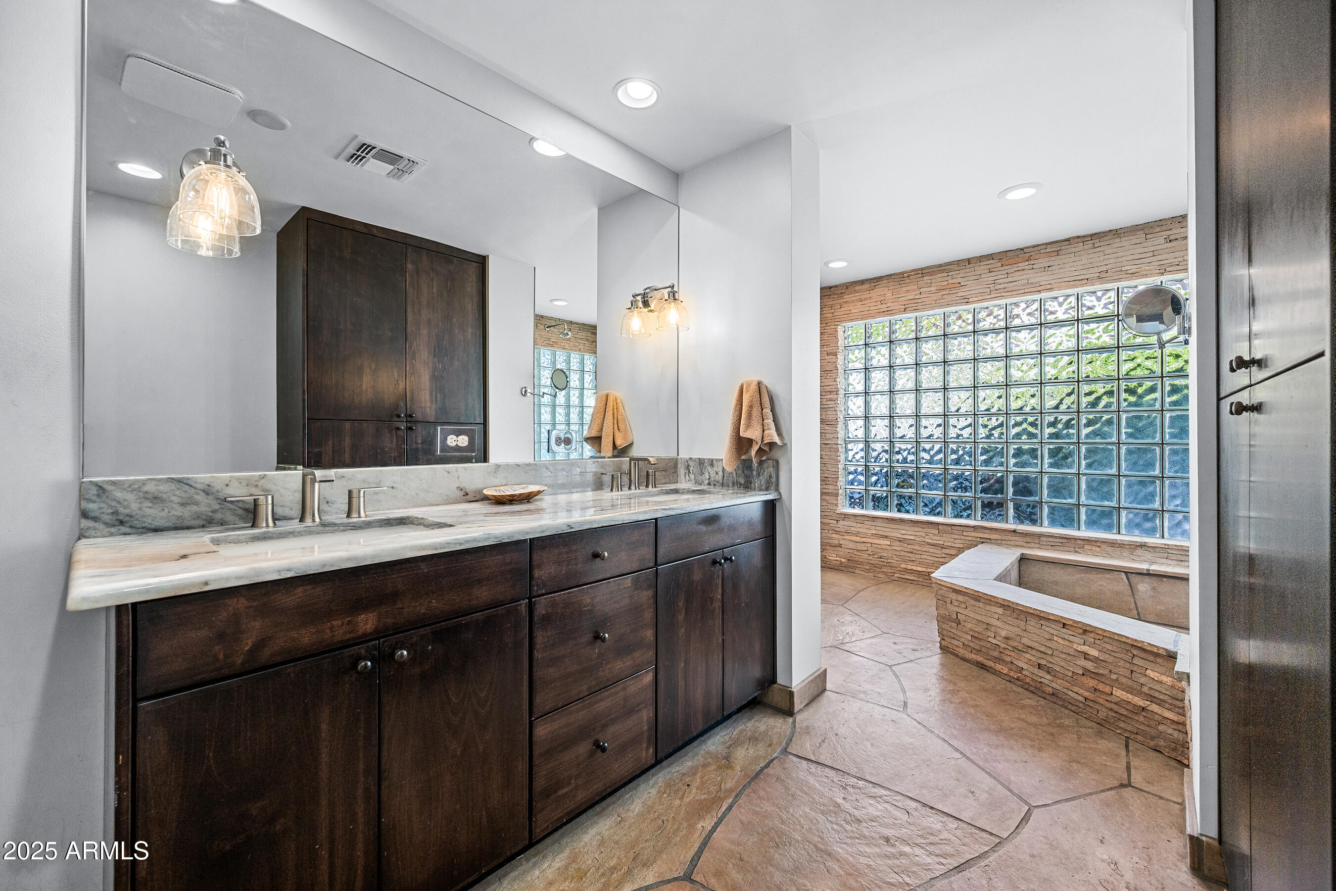 2007 E RANCHO Drive