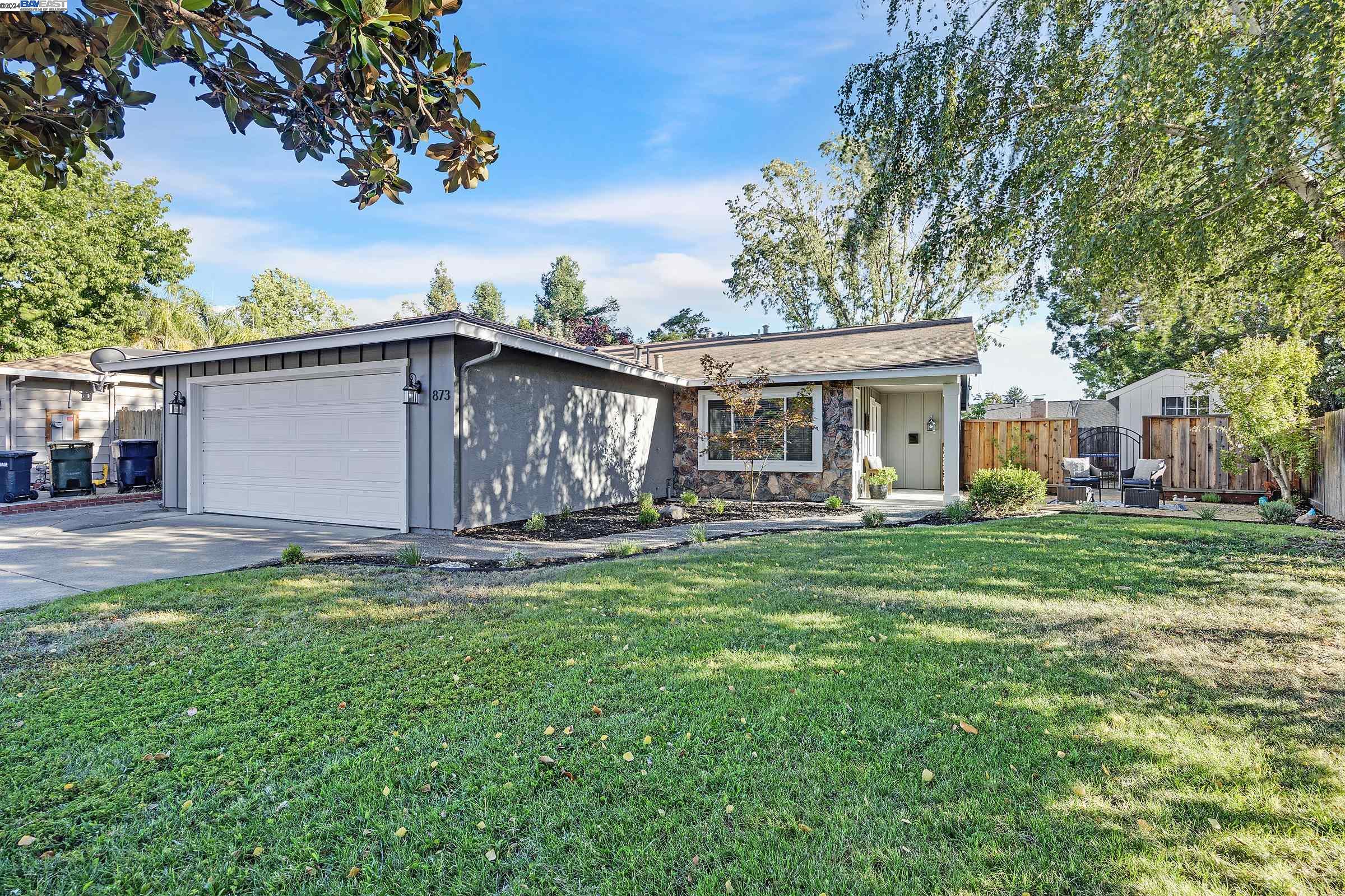 873 Debra St