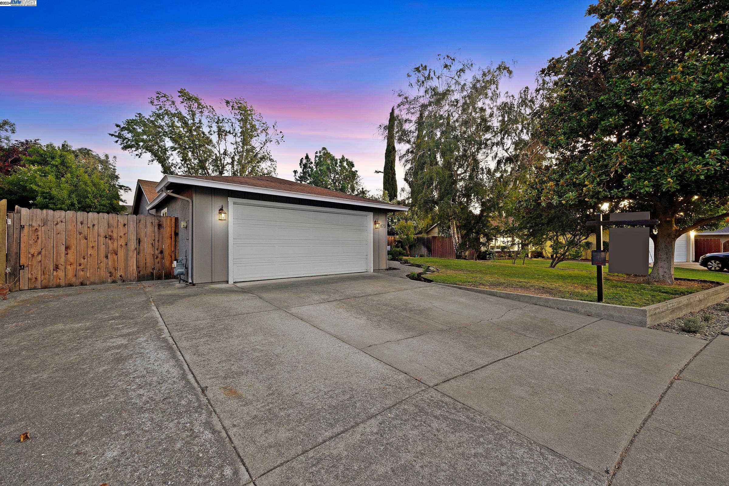 873 Debra St