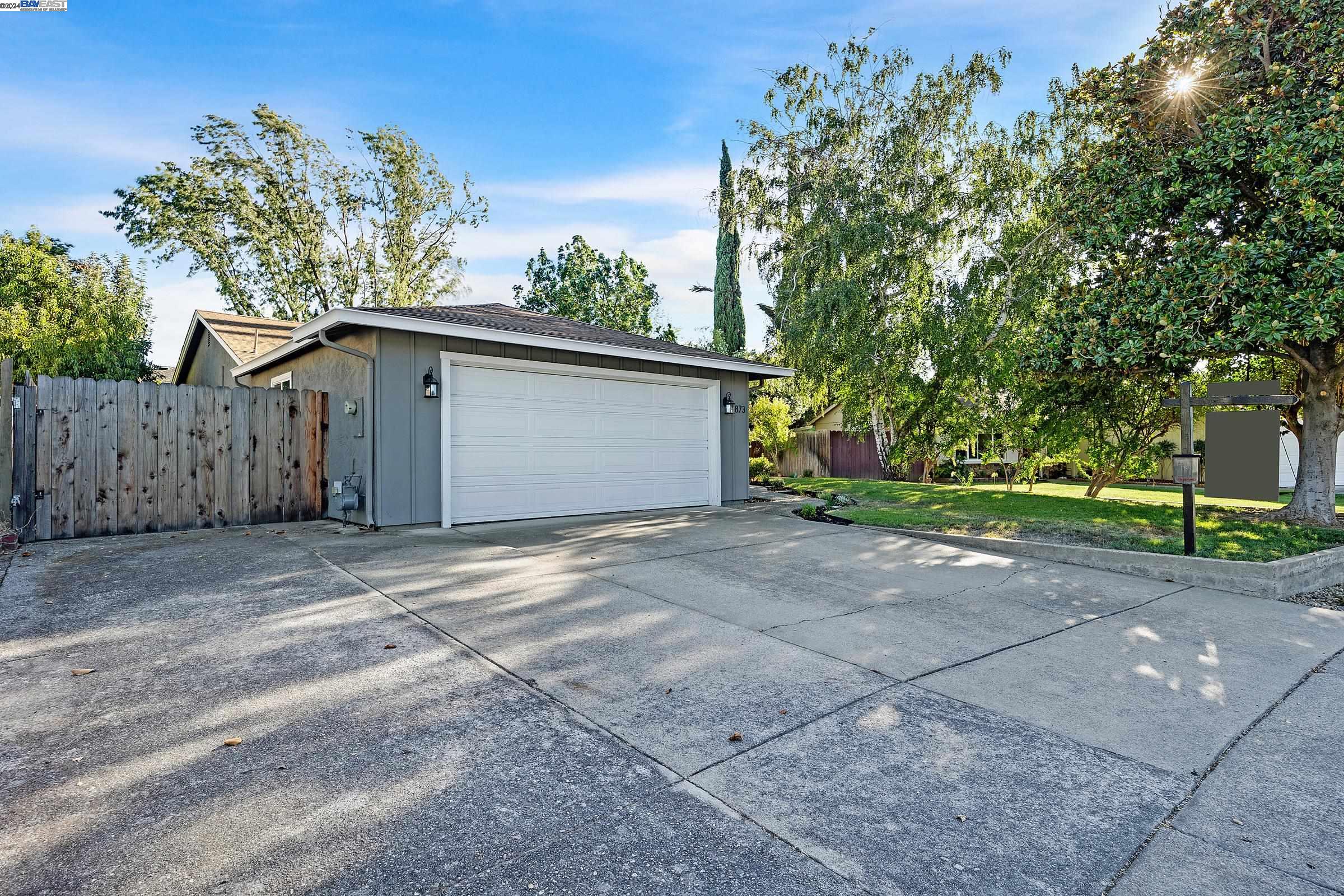 873 Debra St