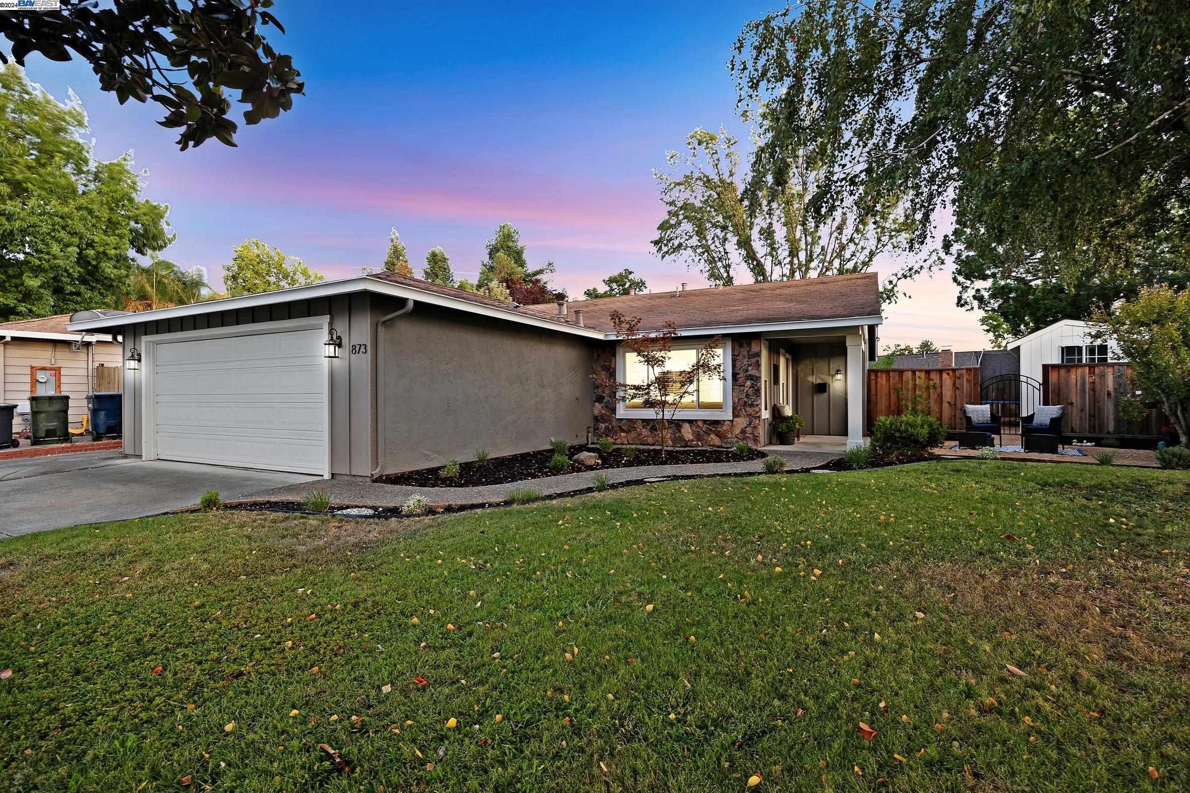 873 Debra St