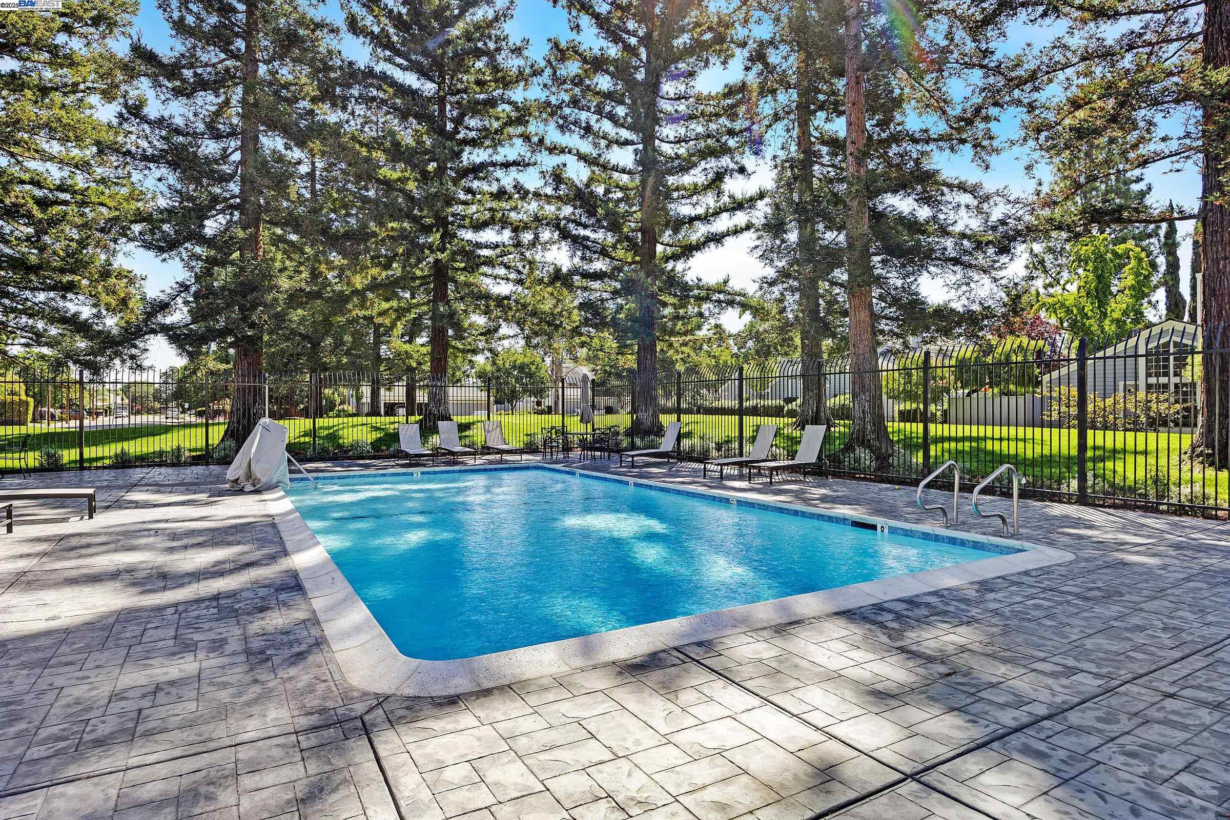 243 Northwood Cmns
