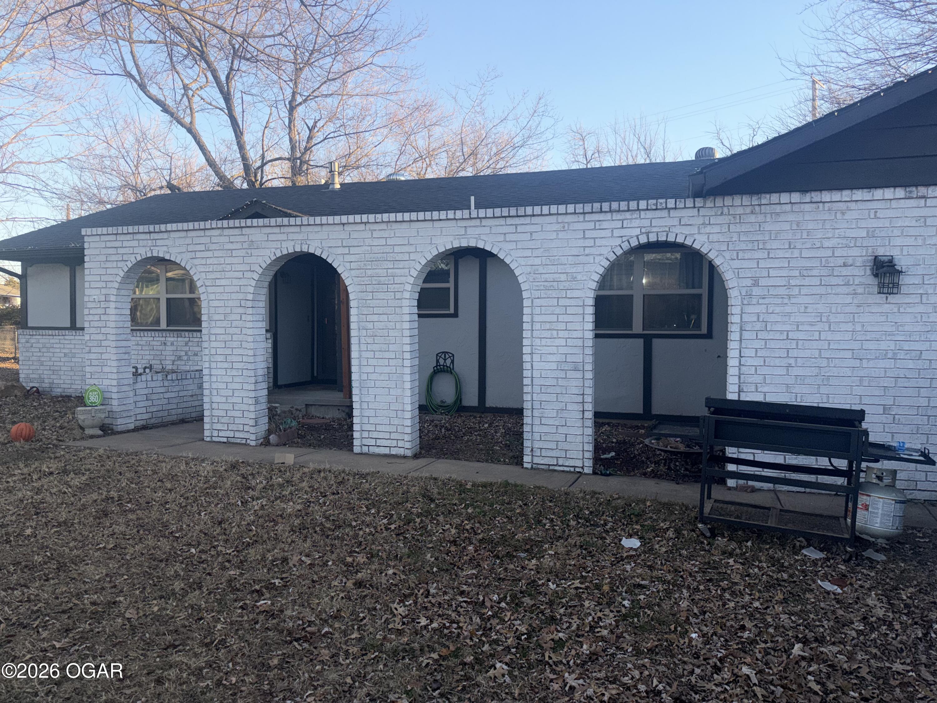 809 E Wickersham Drive