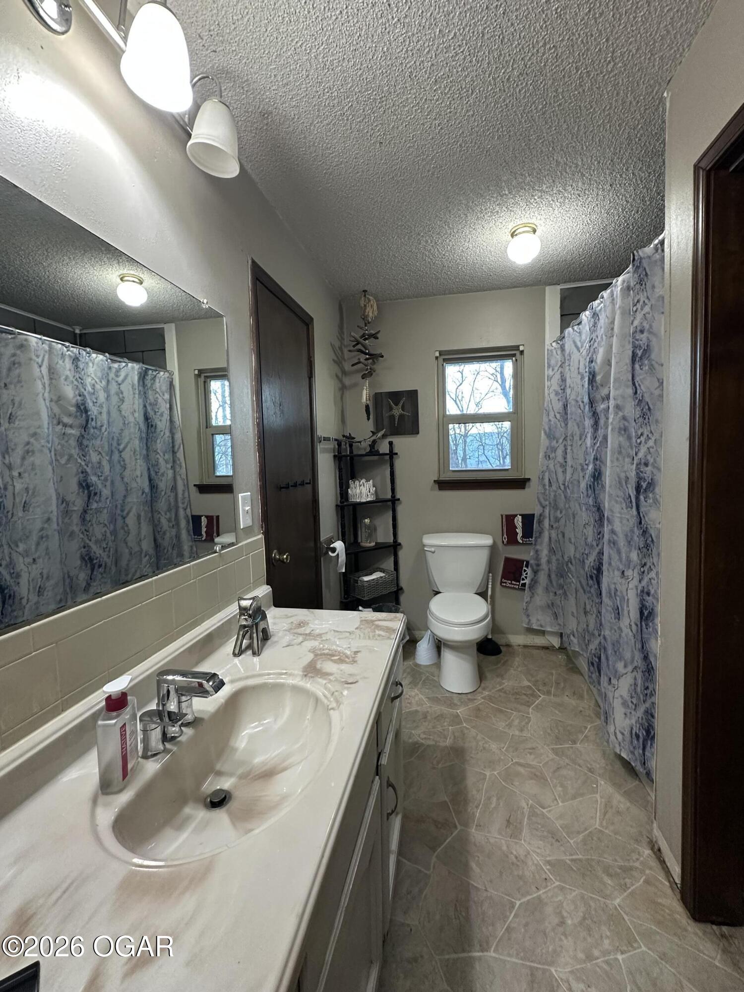 809 E Wickersham Drive