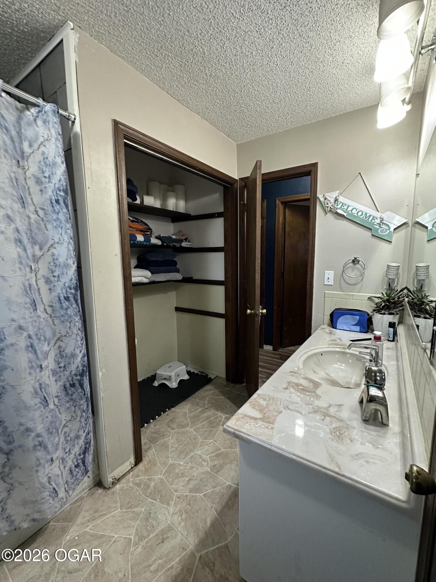 809 E Wickersham Drive