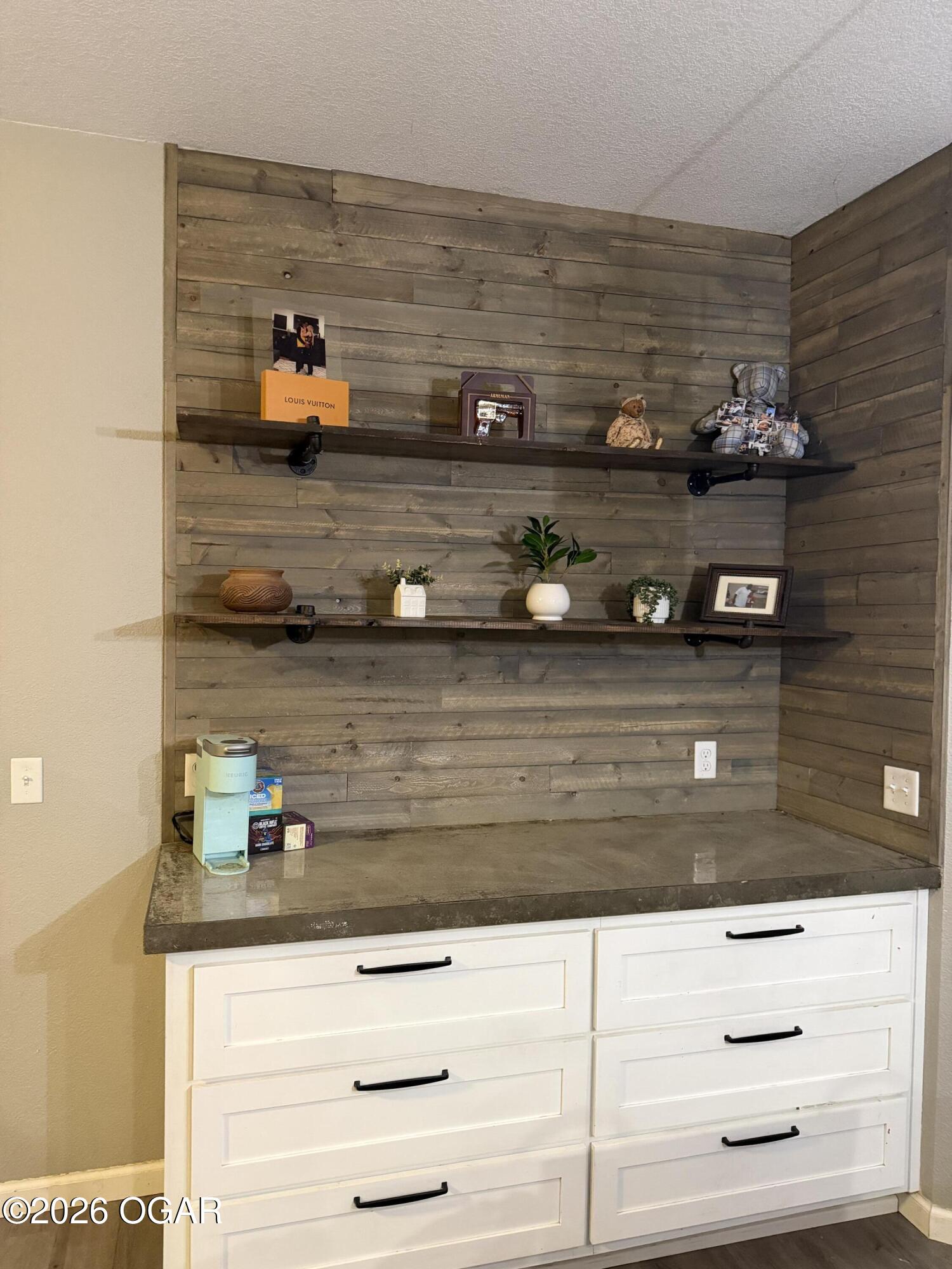 327 W Sherman Street