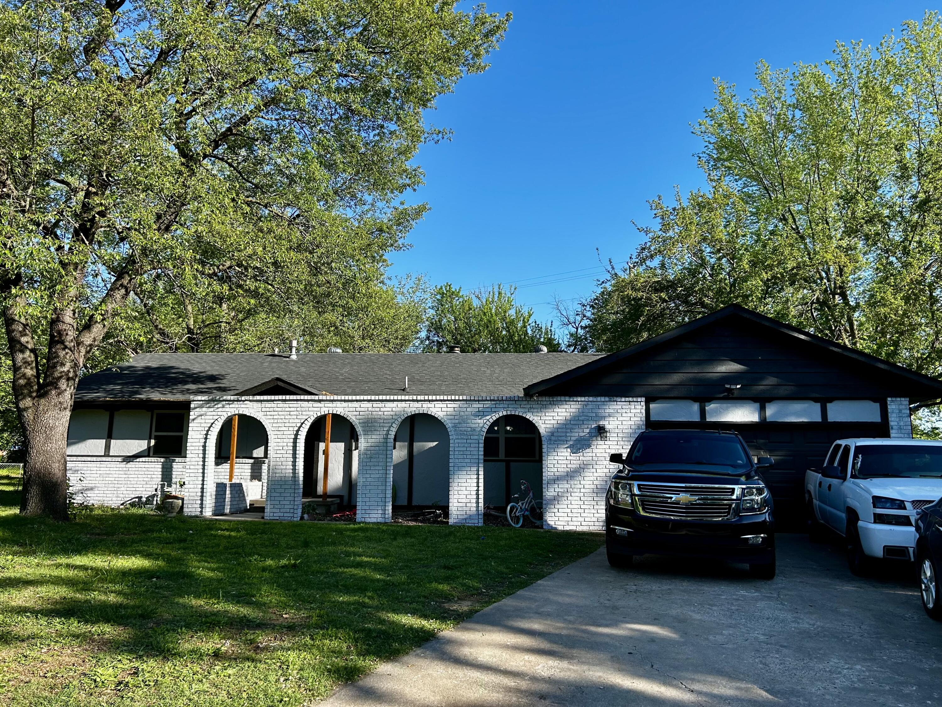 809 E Wickersham Drive