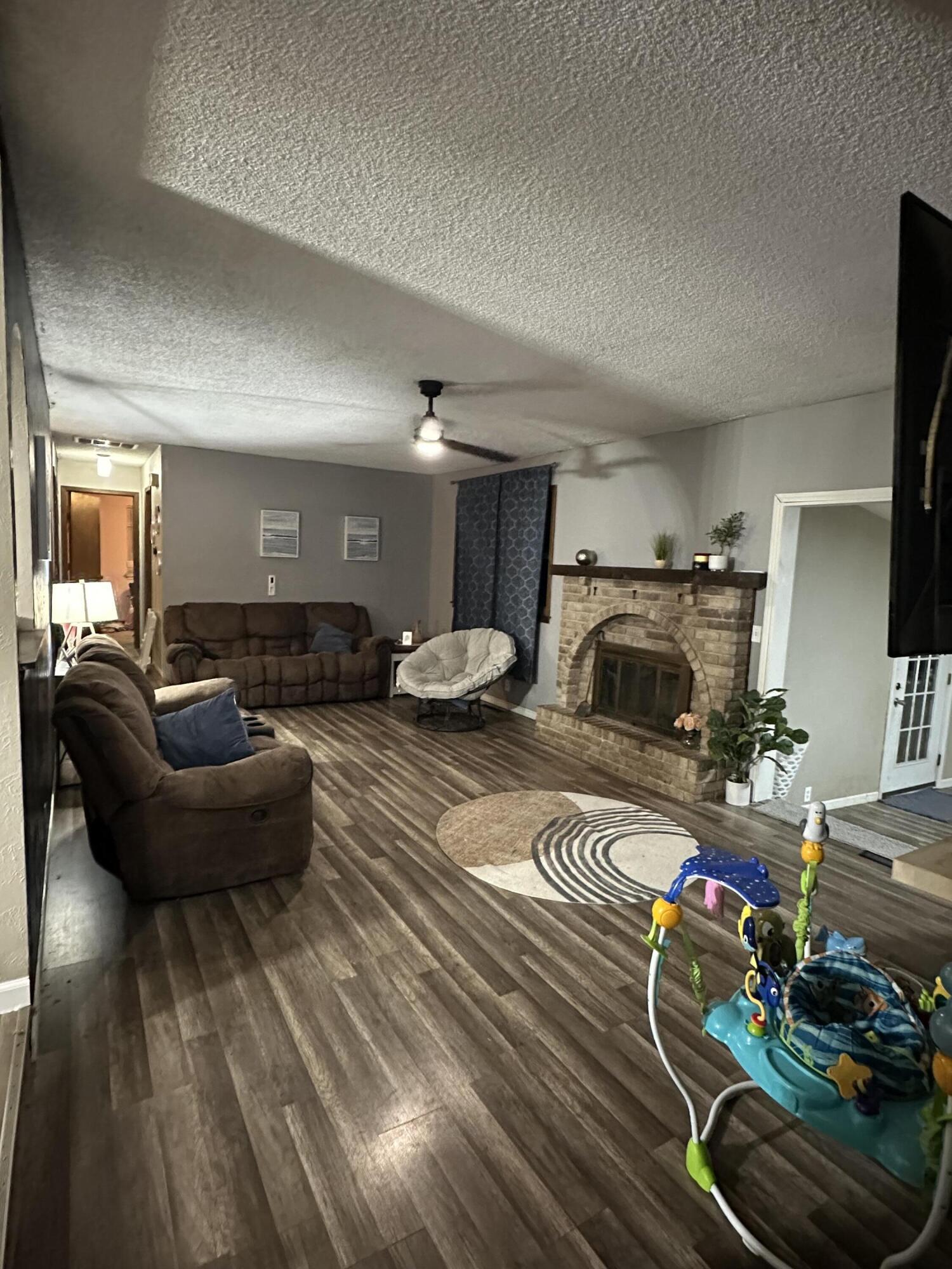 809 E Wickersham Drive