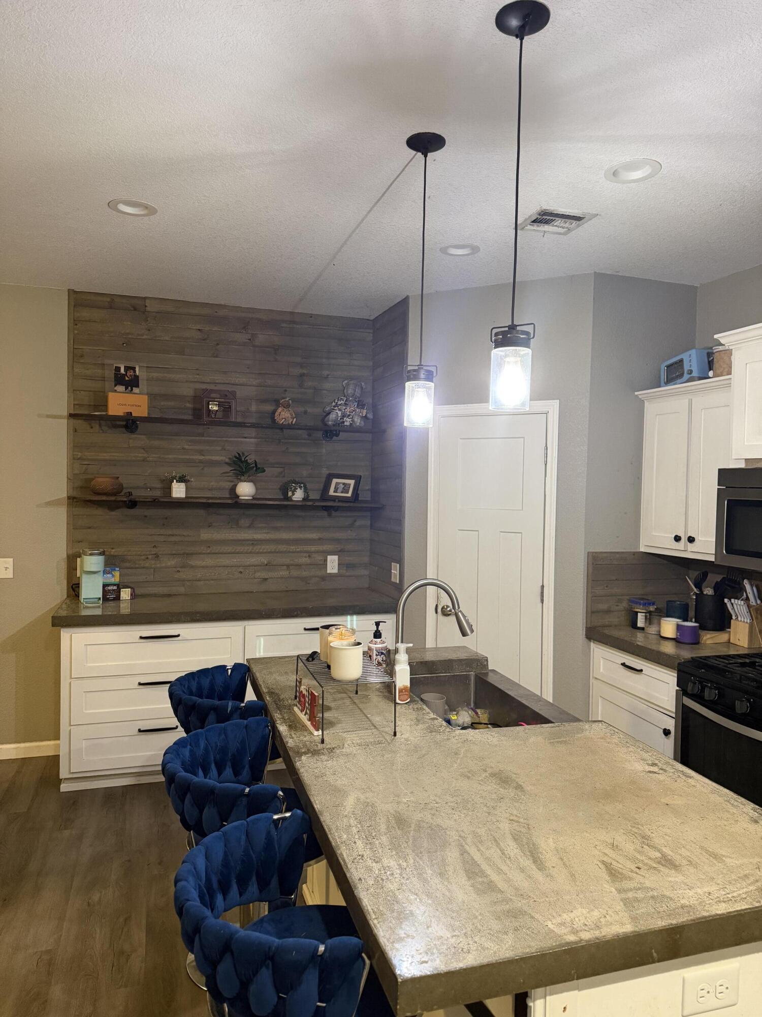 327 W Sherman Street