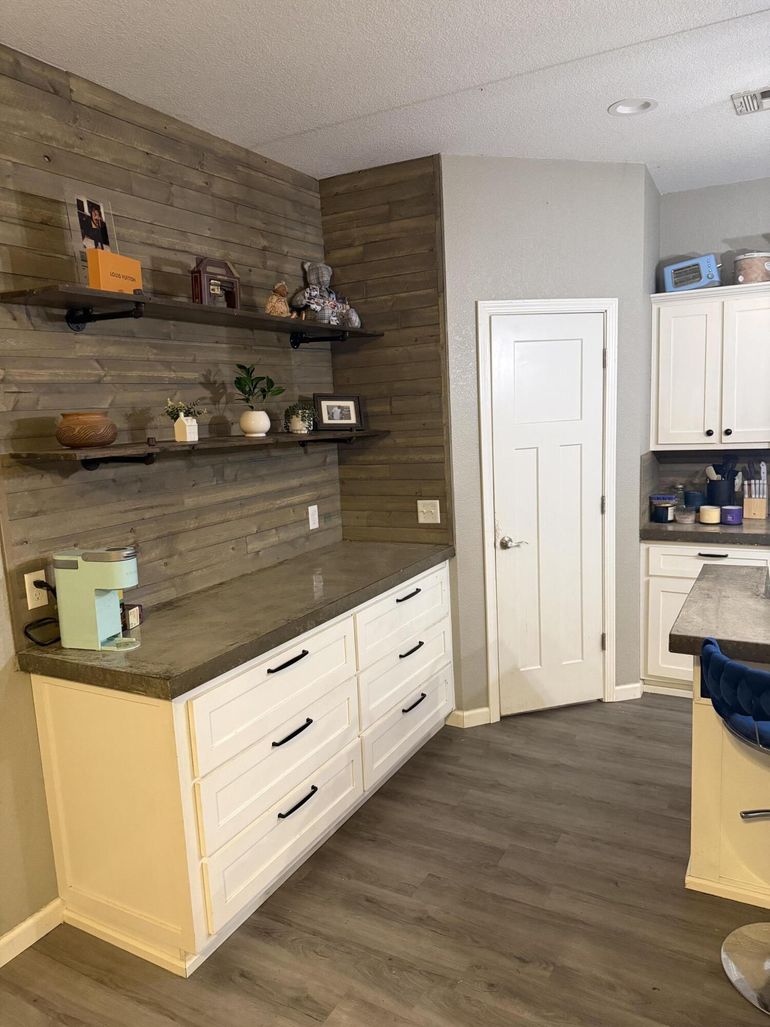 327 W Sherman Street