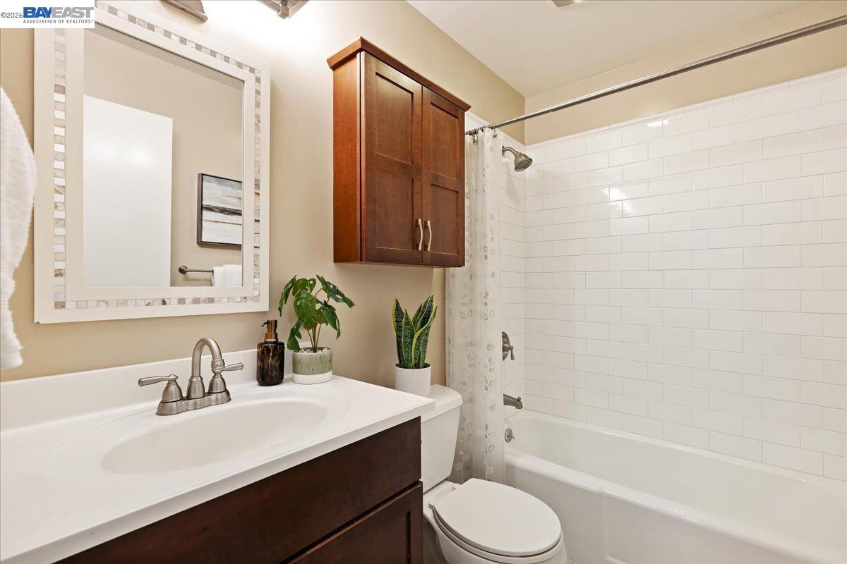 933 Shoreline Dr # 203