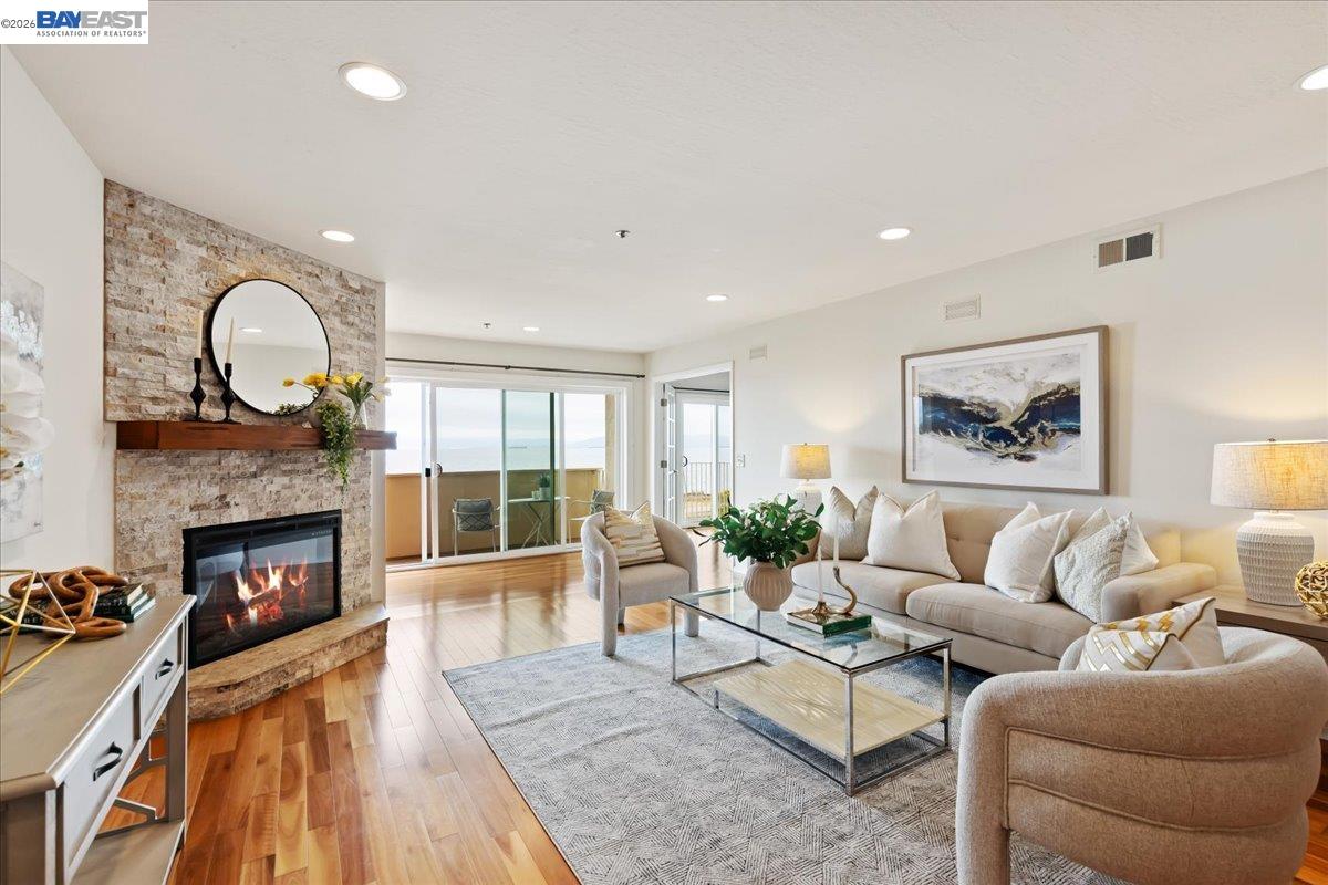 933 Shoreline Dr # 203