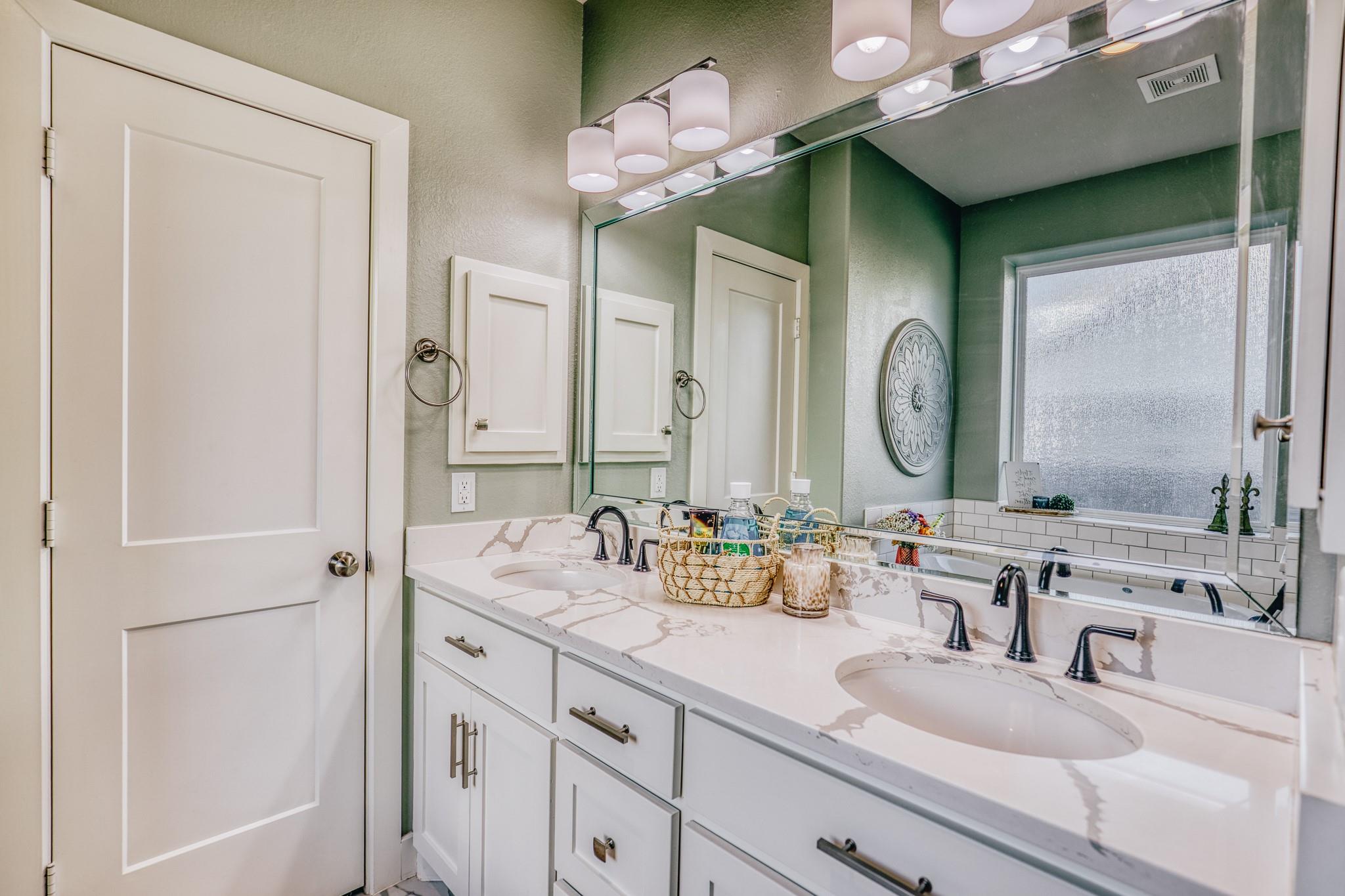 1704 Twin Oaks Circle