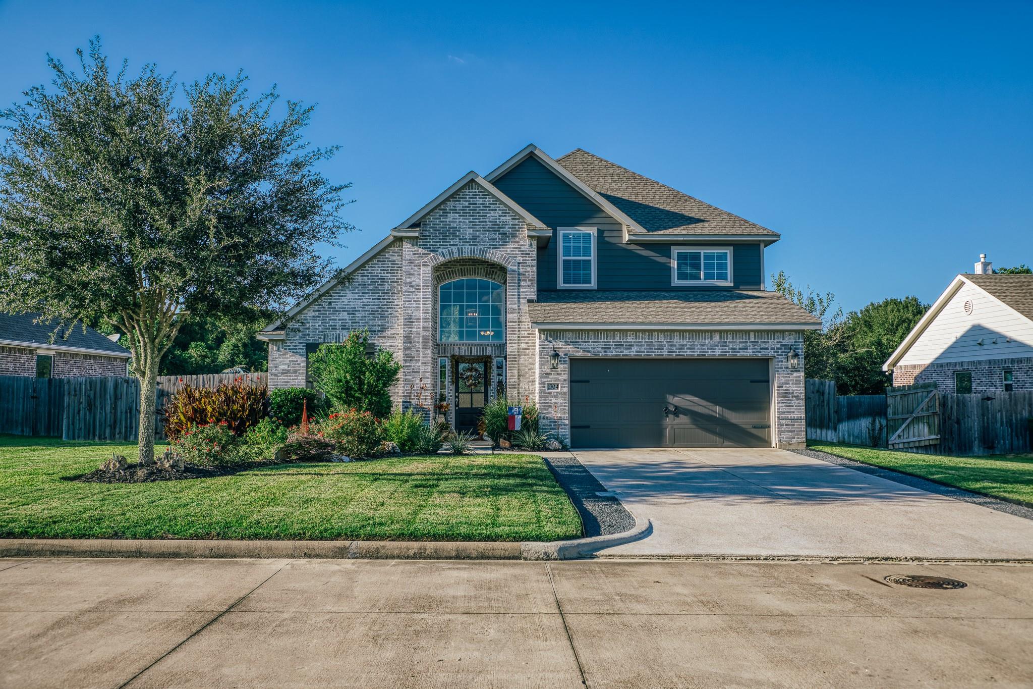 1704 Twin Oaks Circle