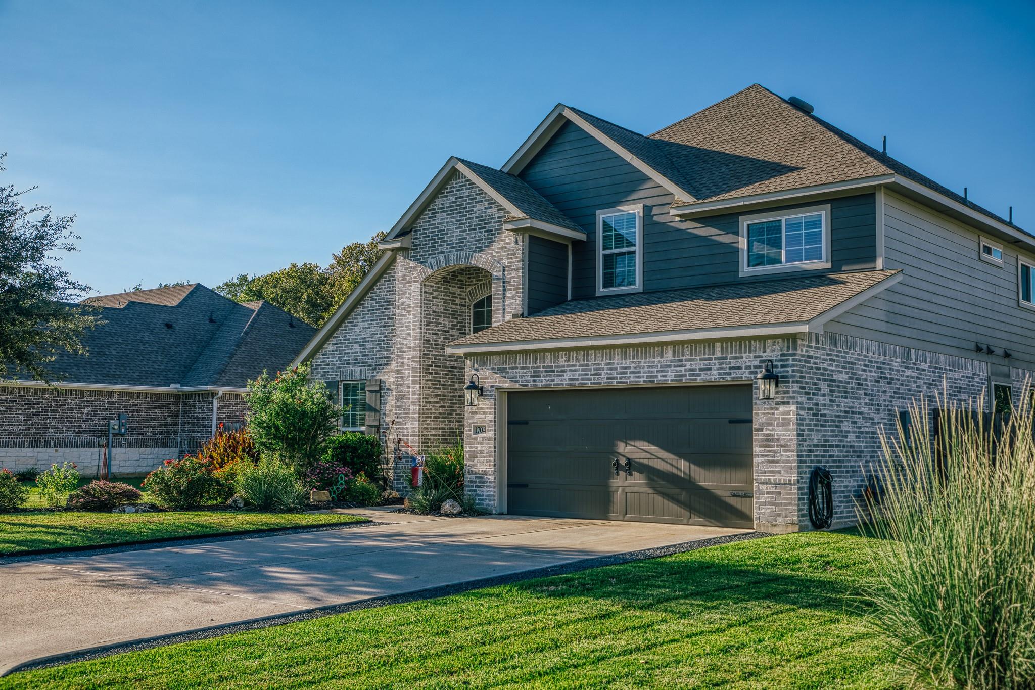 1704 Twin Oaks Circle