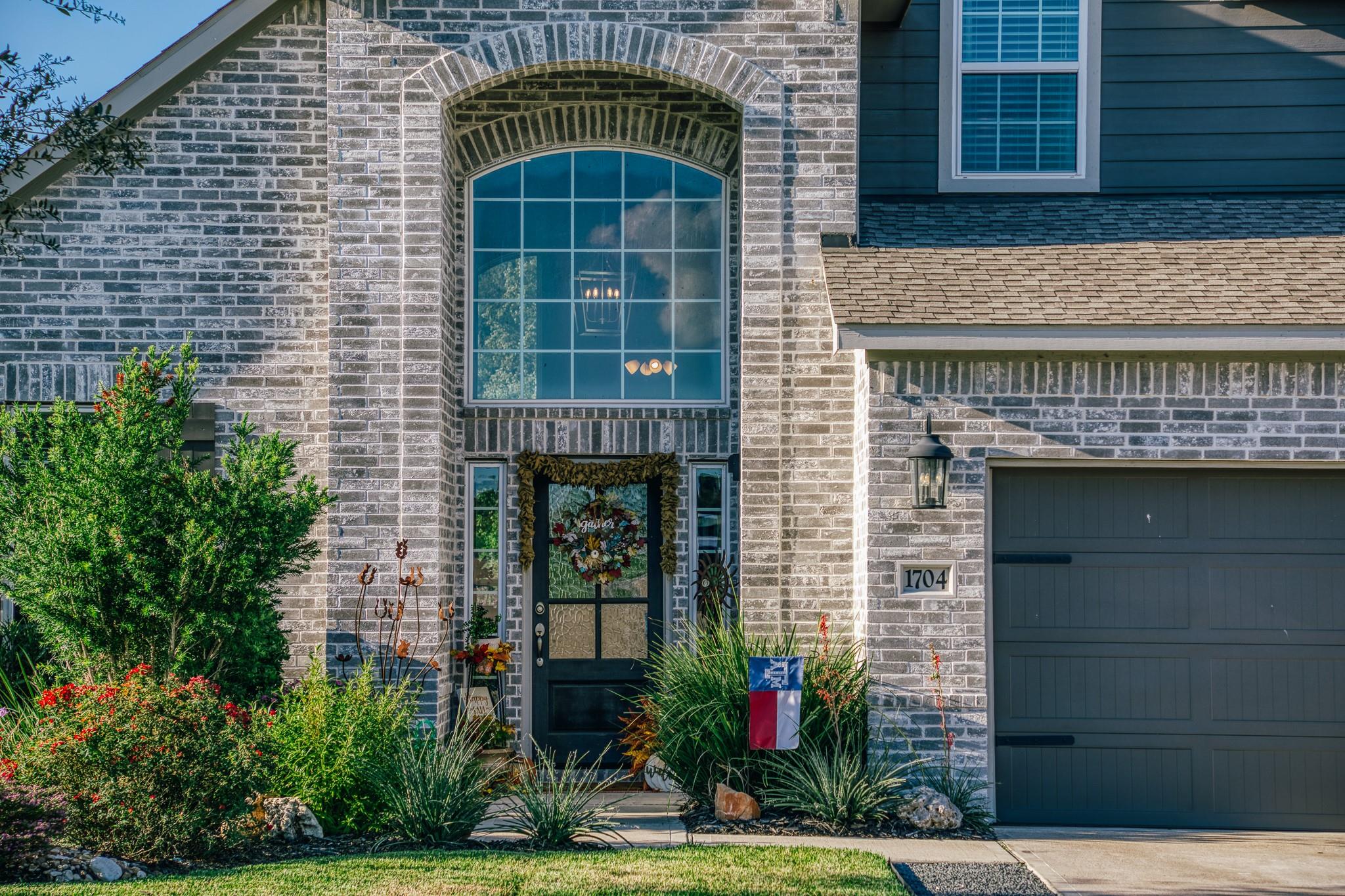 1704 Twin Oaks Circle